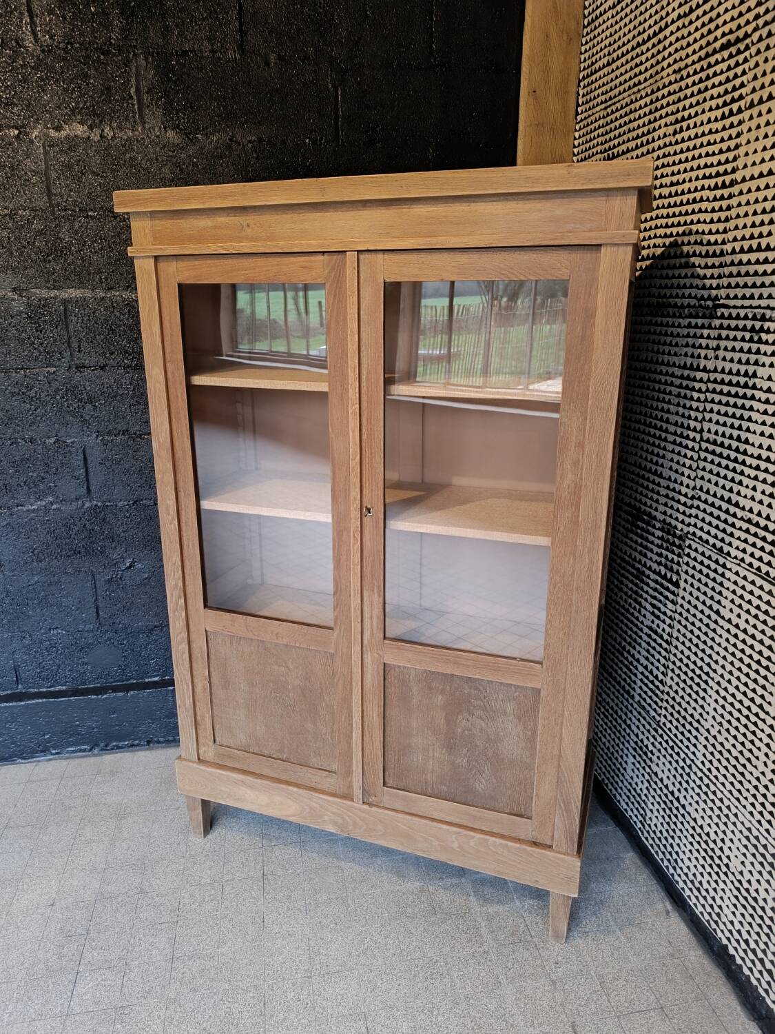 Antique display cabinet / vintage bookshelf
