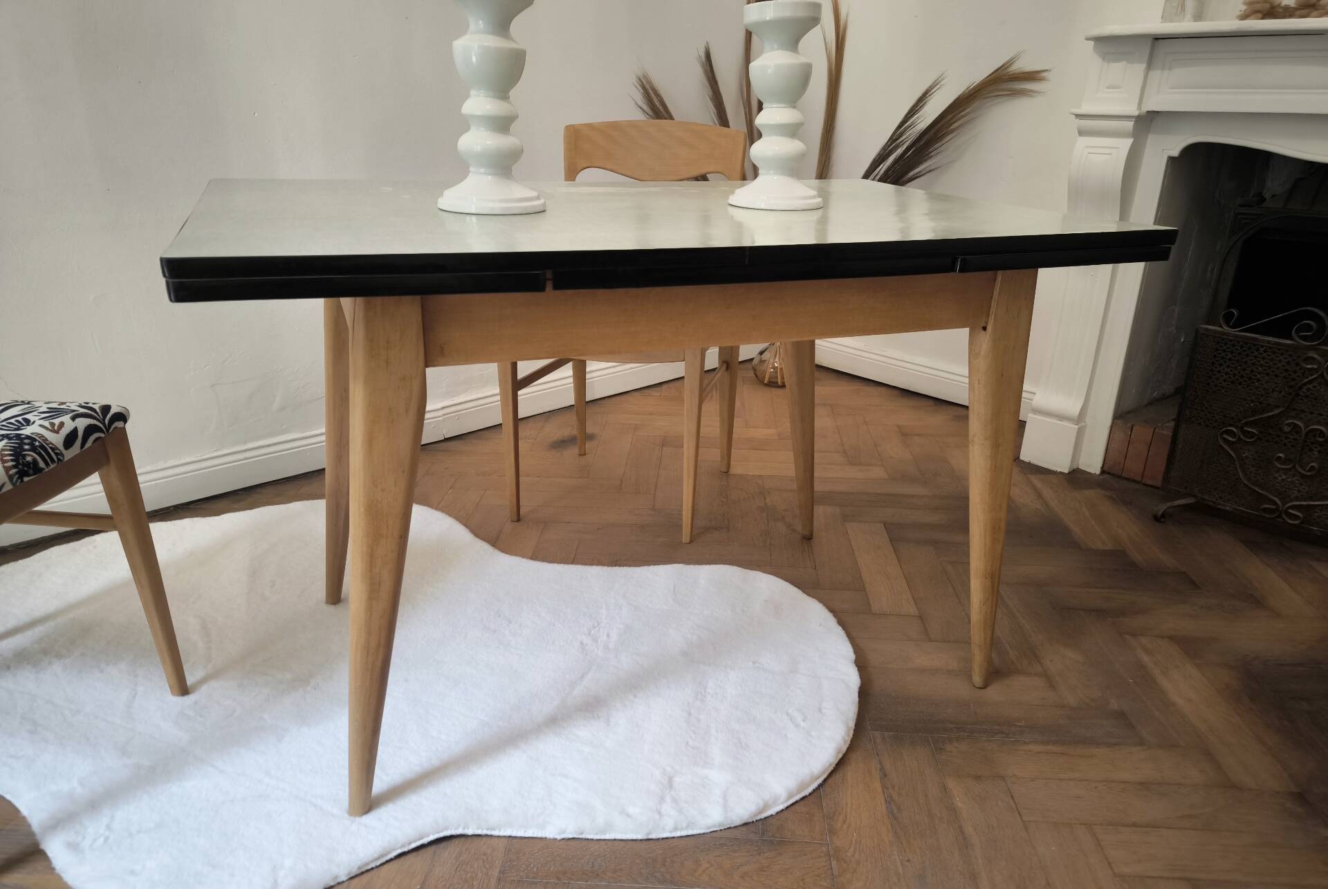 Vintage table in aqua Formica with extensions – Wooden legs