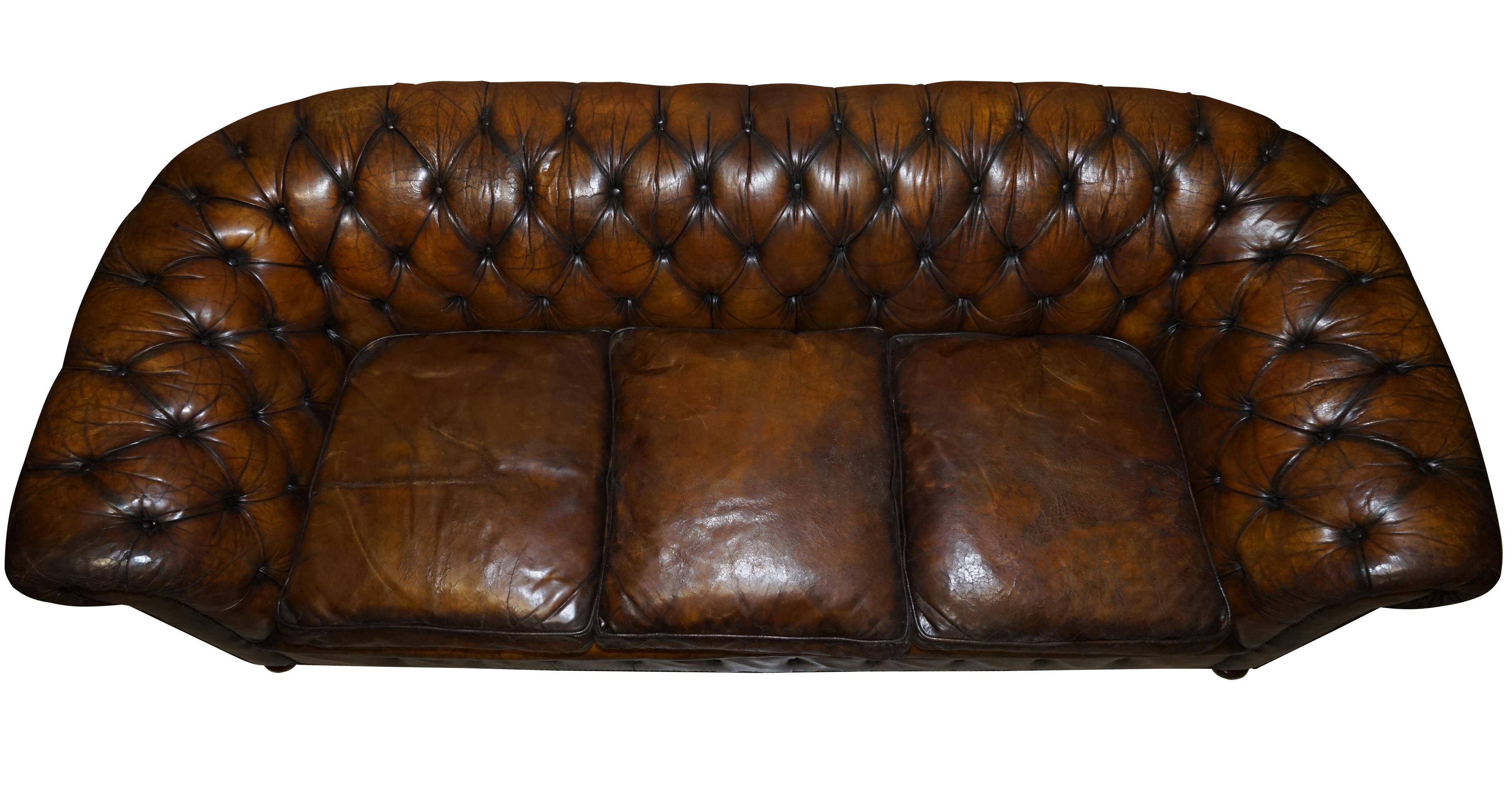 Canapé club Chesterfield cuir teint main restauré années 1950