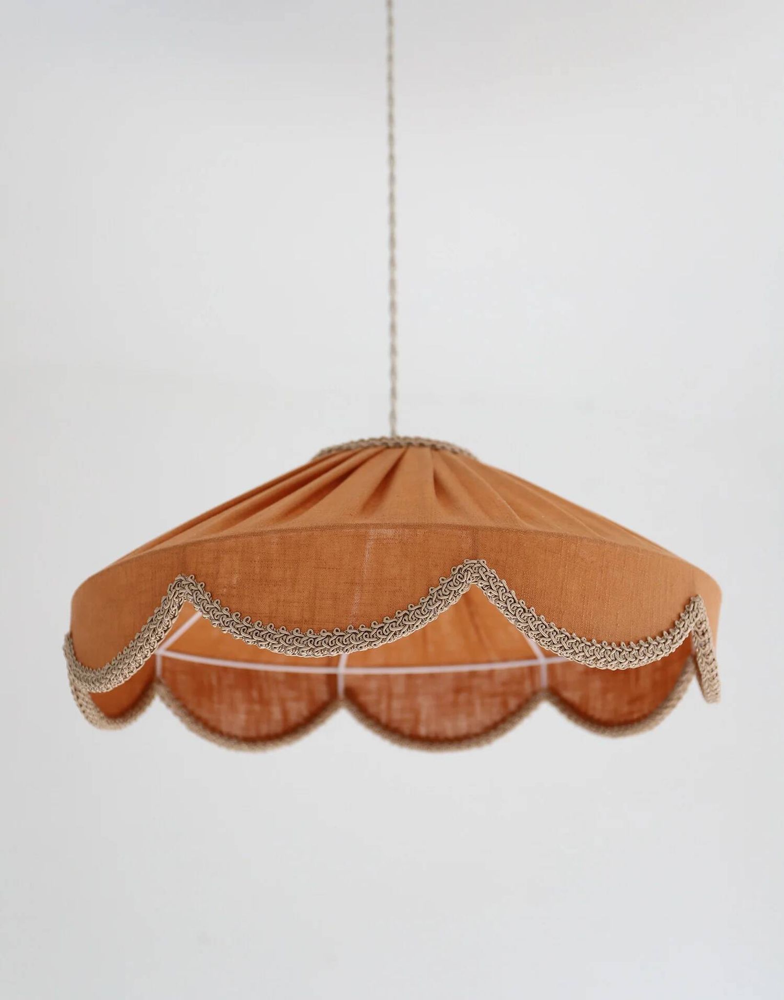 Suspension in a solid floral shape Cosette "caramel"