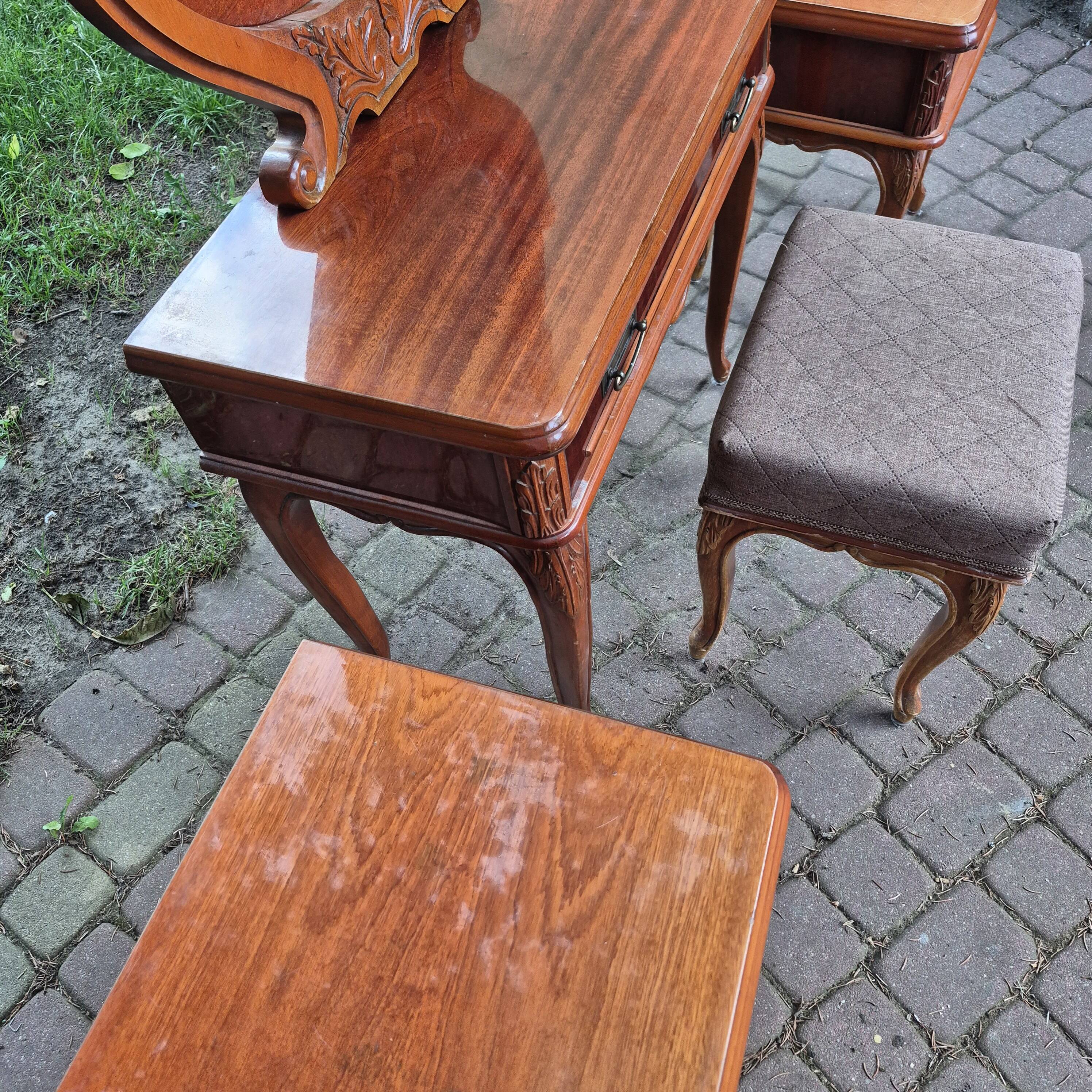Ensemble de chambre à coucher complet de style Louis XV en 4 pièces - Coiffeuse, tables de nuit, tabouret -