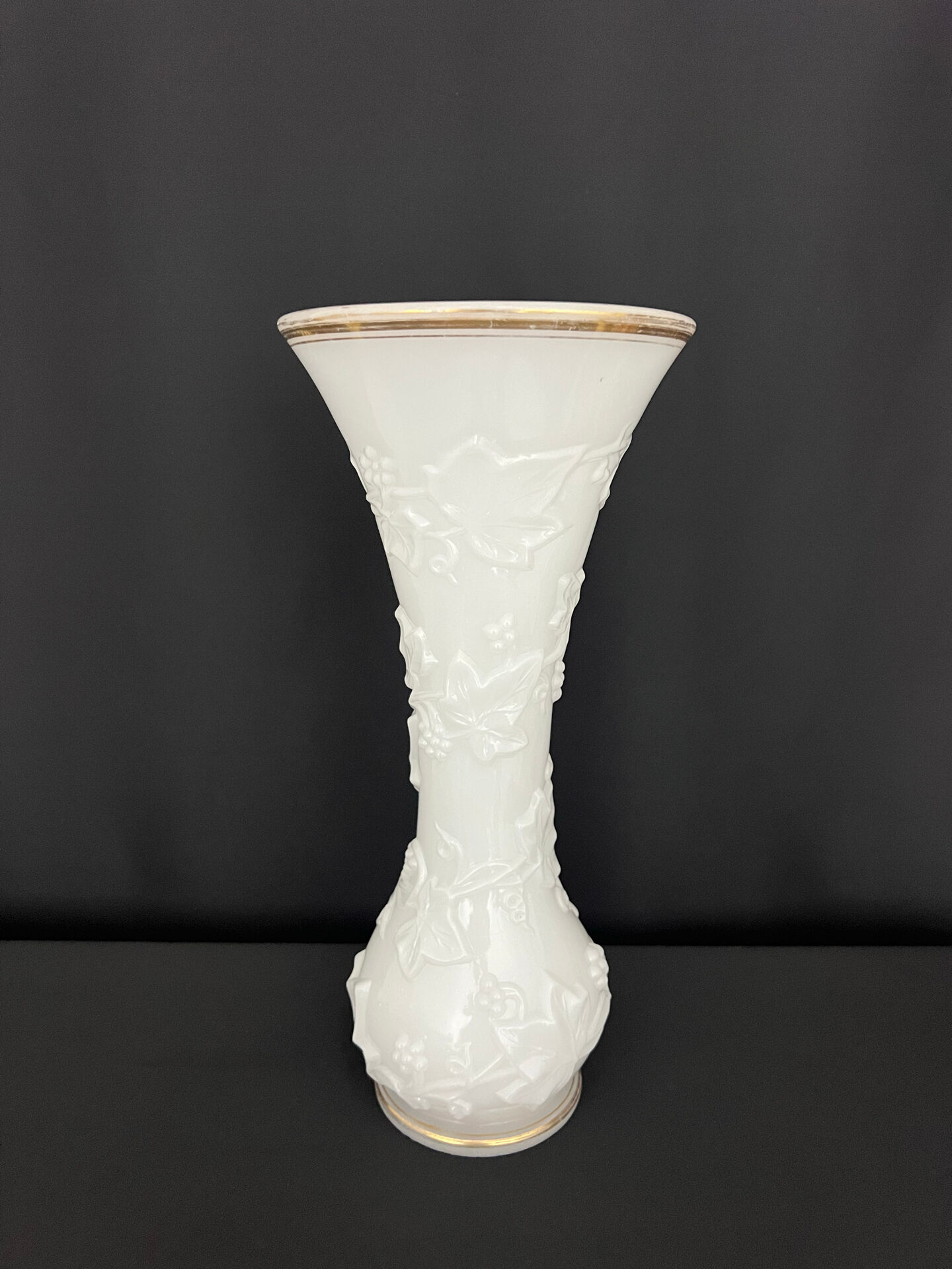 Vase "with Ivy Garland" in white opaline glass, attributed to Bacca.