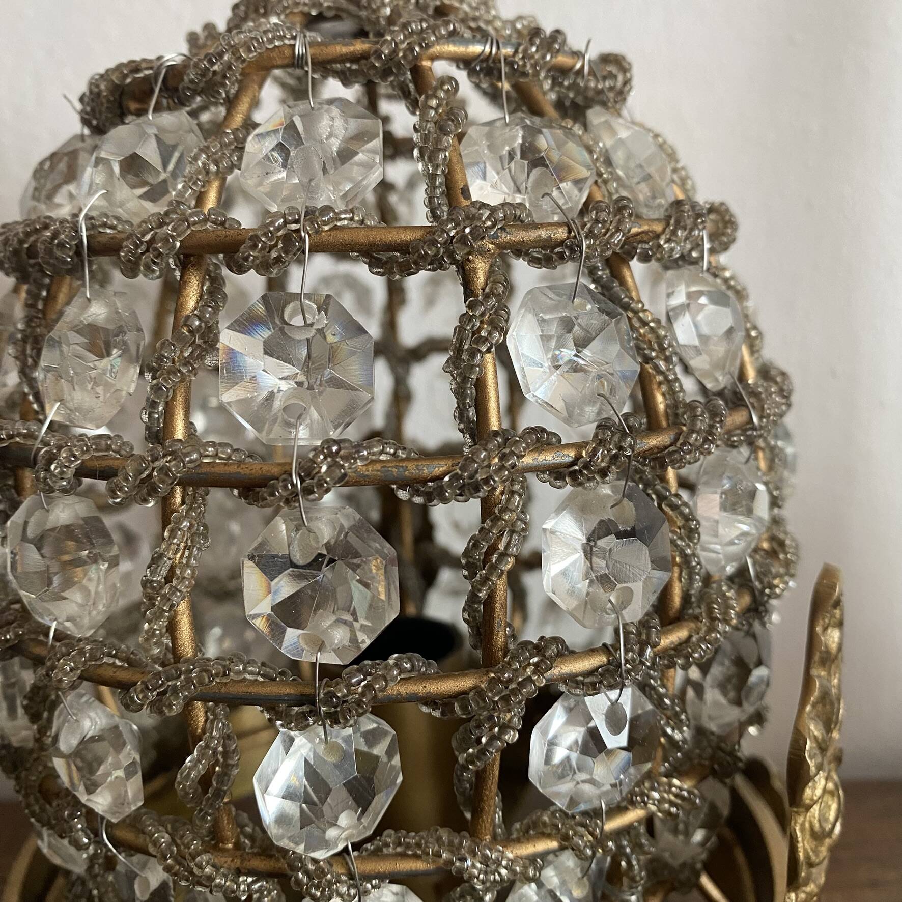 Table lamp in brass, beads and glass pendants