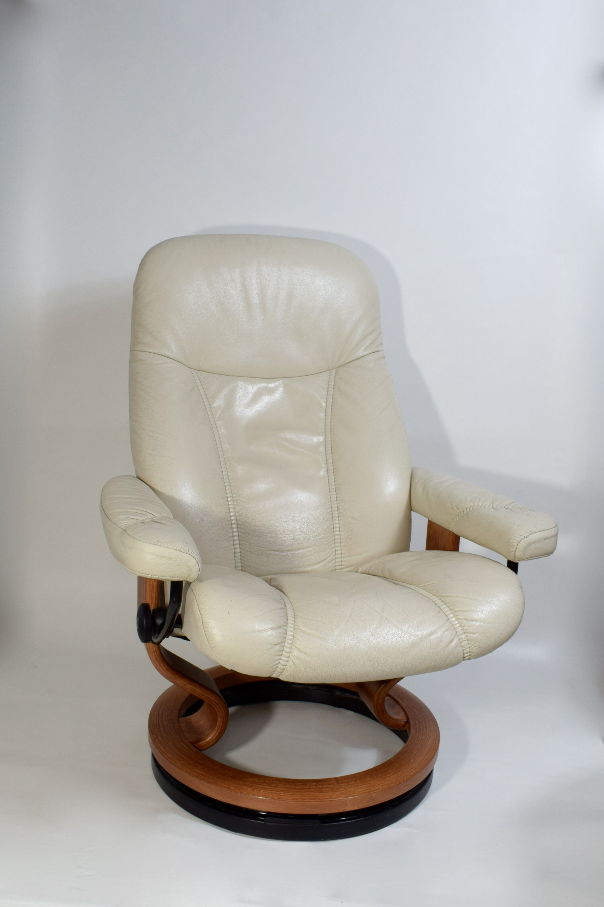 Stressless relaxation chair Consul (M) Classic in teak and ivory leather, Norway