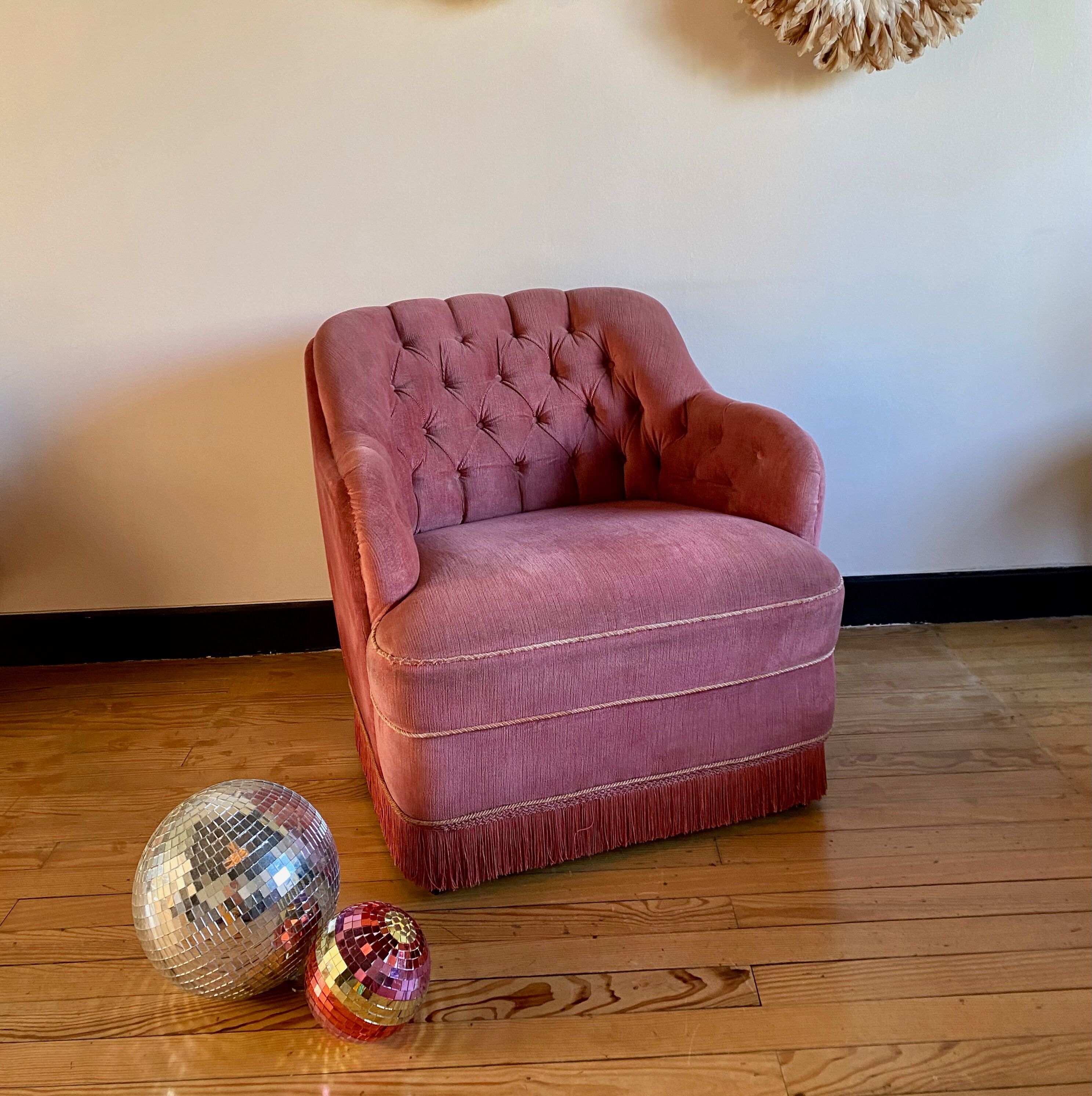 Upholstered toad armchair