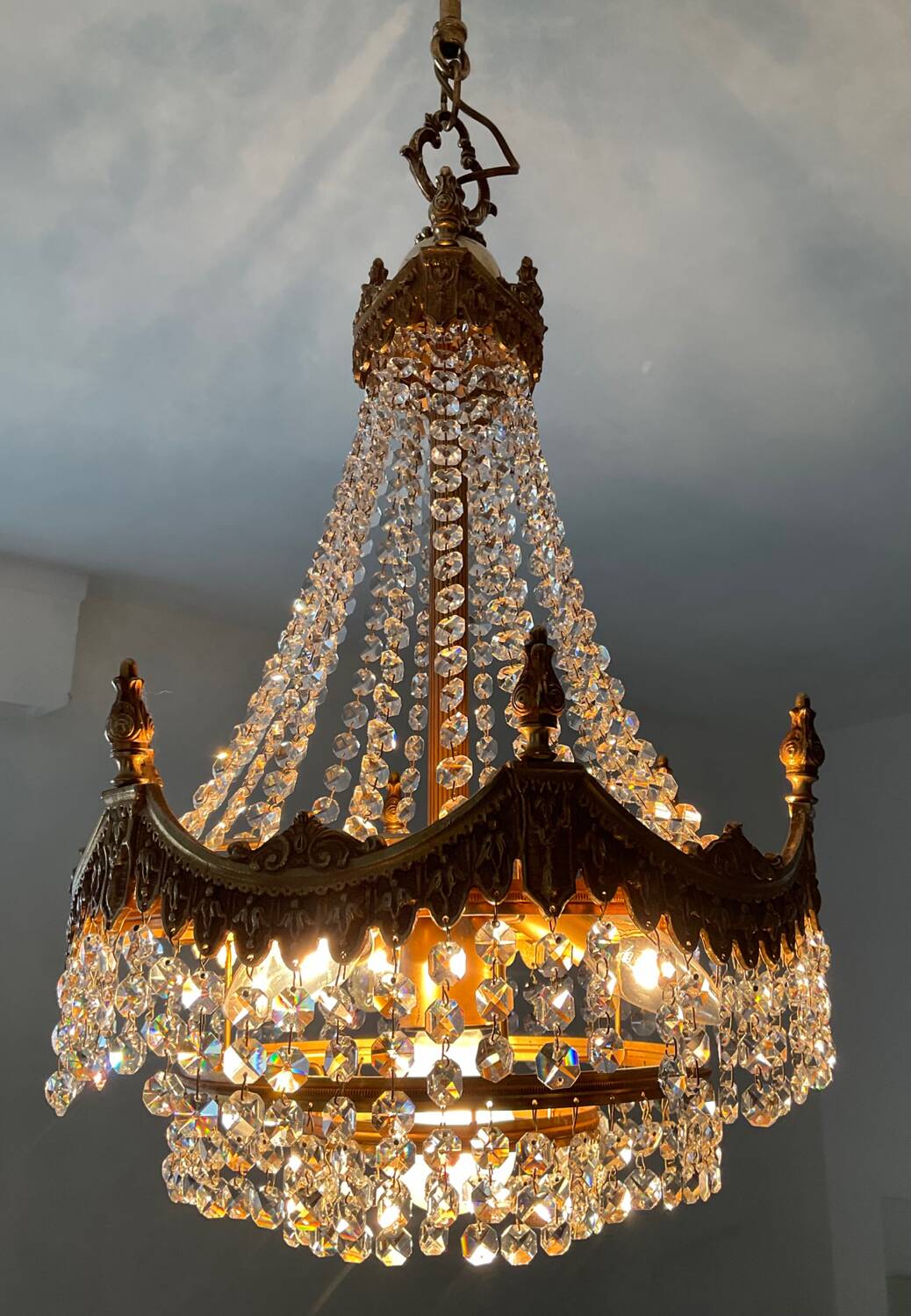 Lustre cascade en bronze et pampilles de cristal
