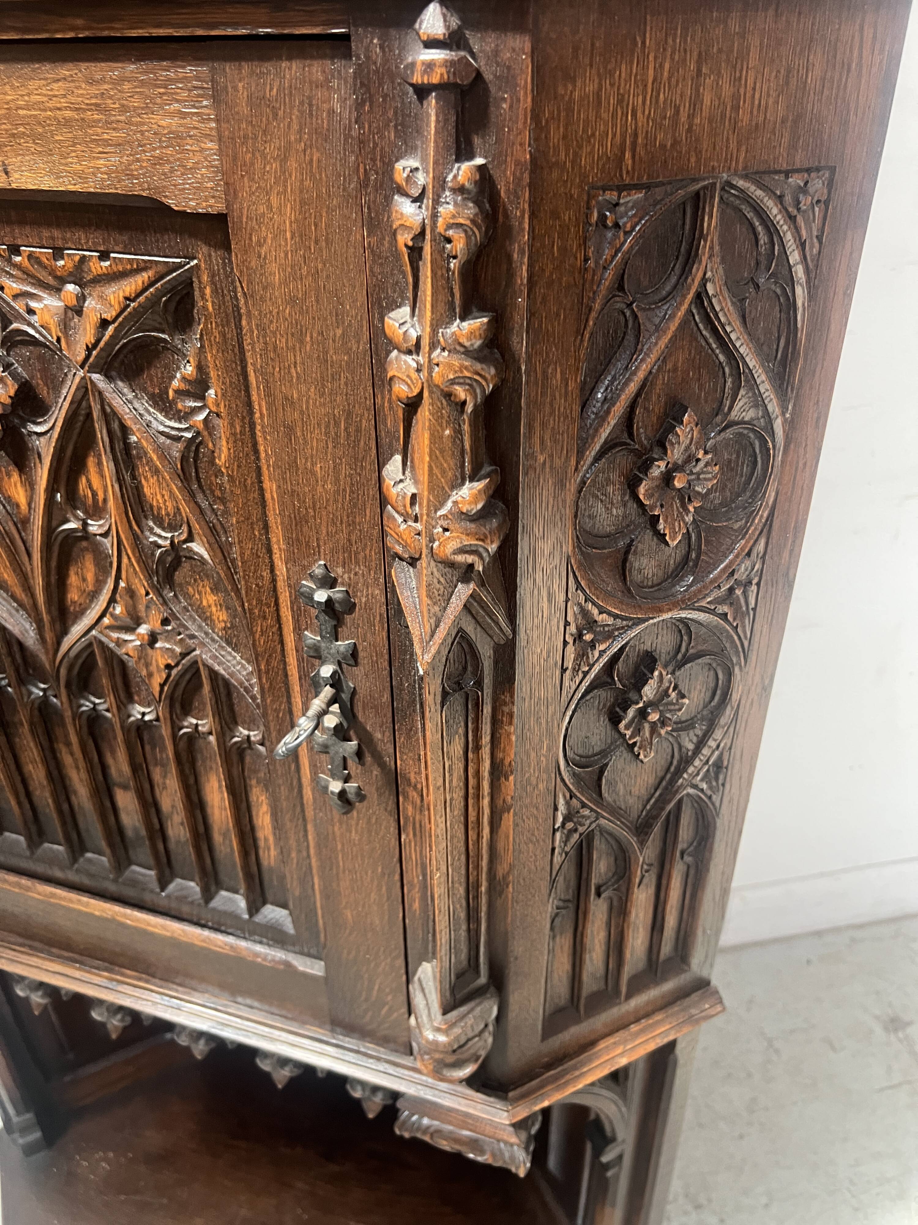 Gothic-style corner cabinet in solid oak, 20th century.