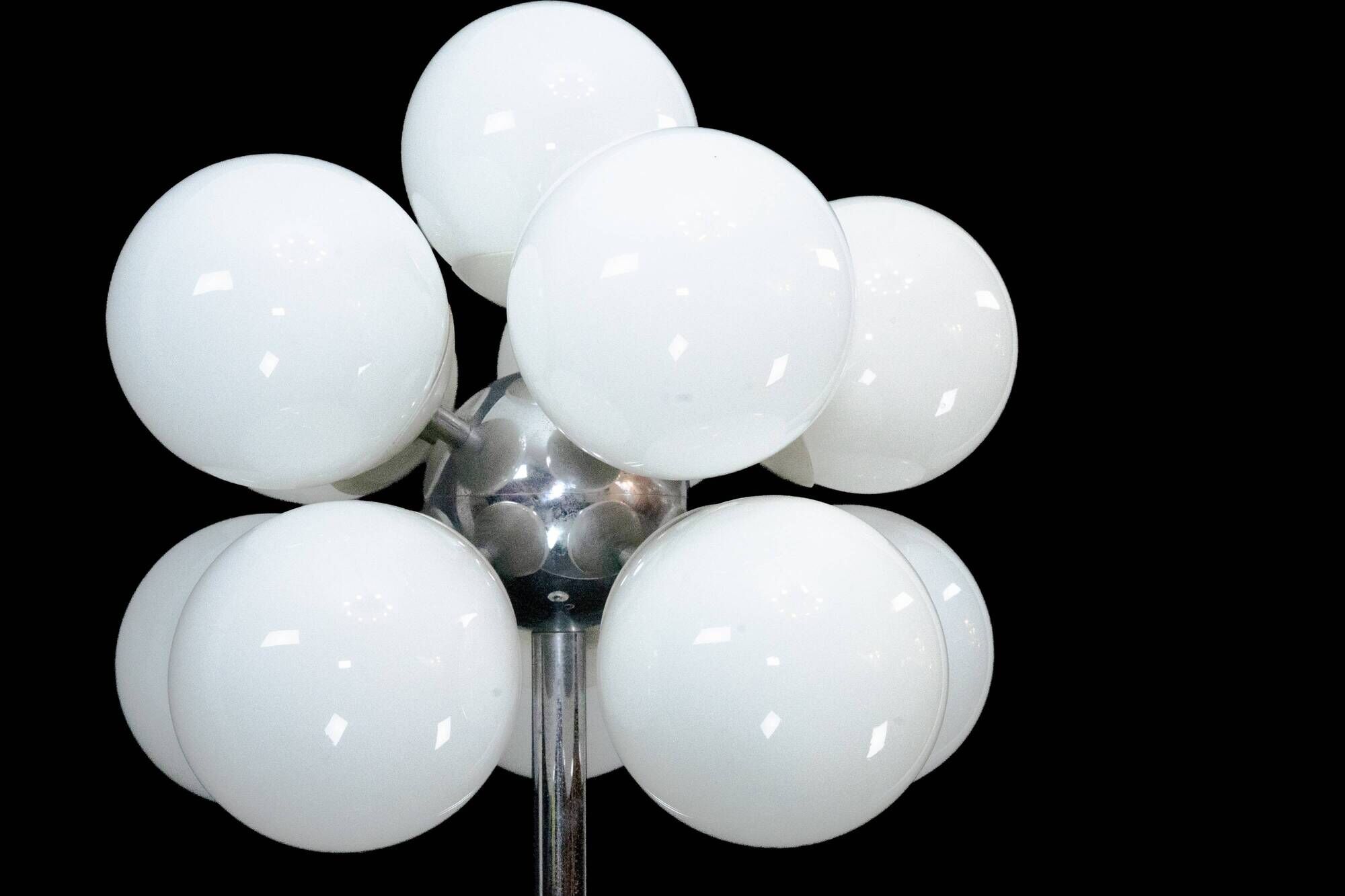 Vintage Italian space age floor lamp by Reggiani, dating from the 1960s.