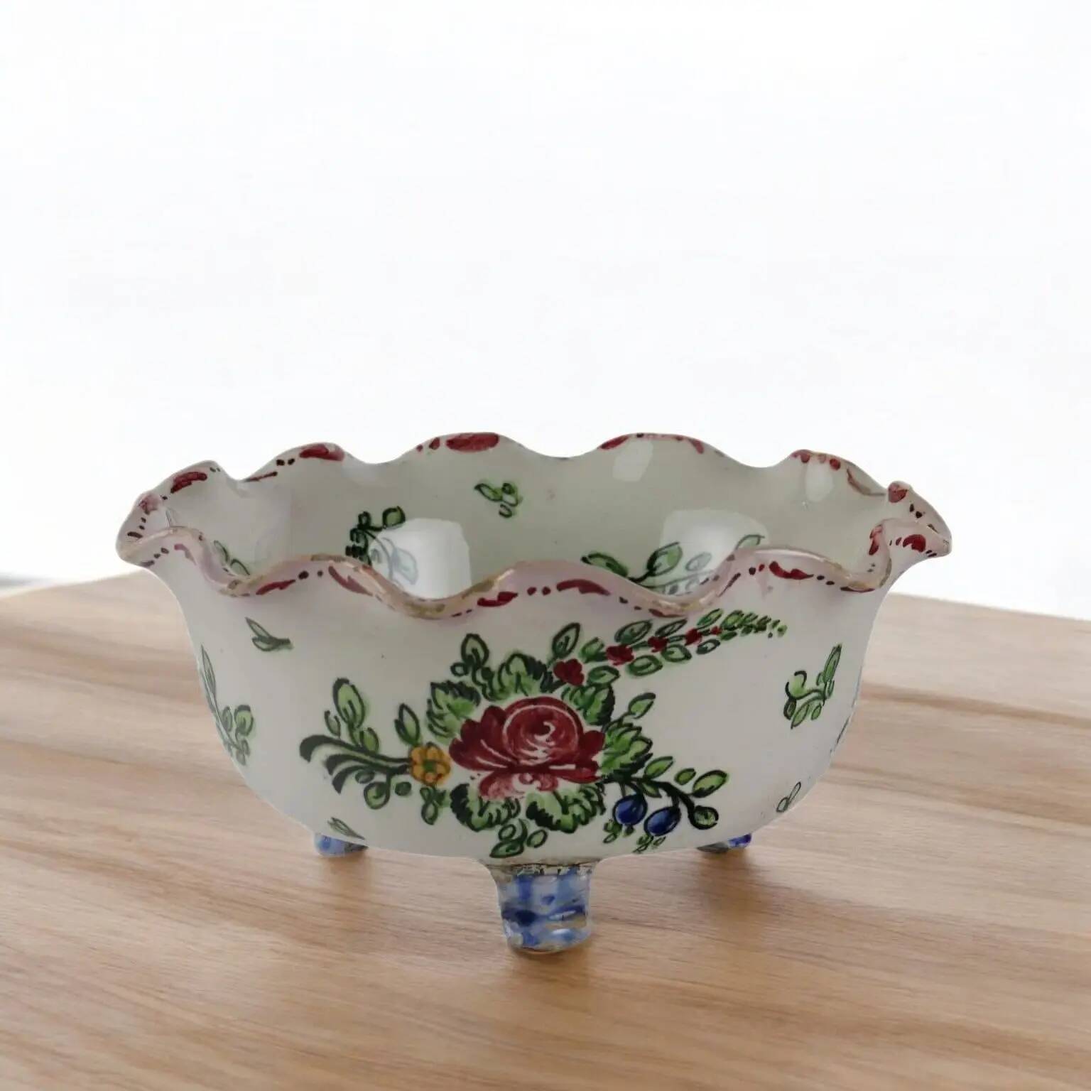 Antique coupe in majolica by Molaroni, Pesaro manufacture, Italy, late 19th century.