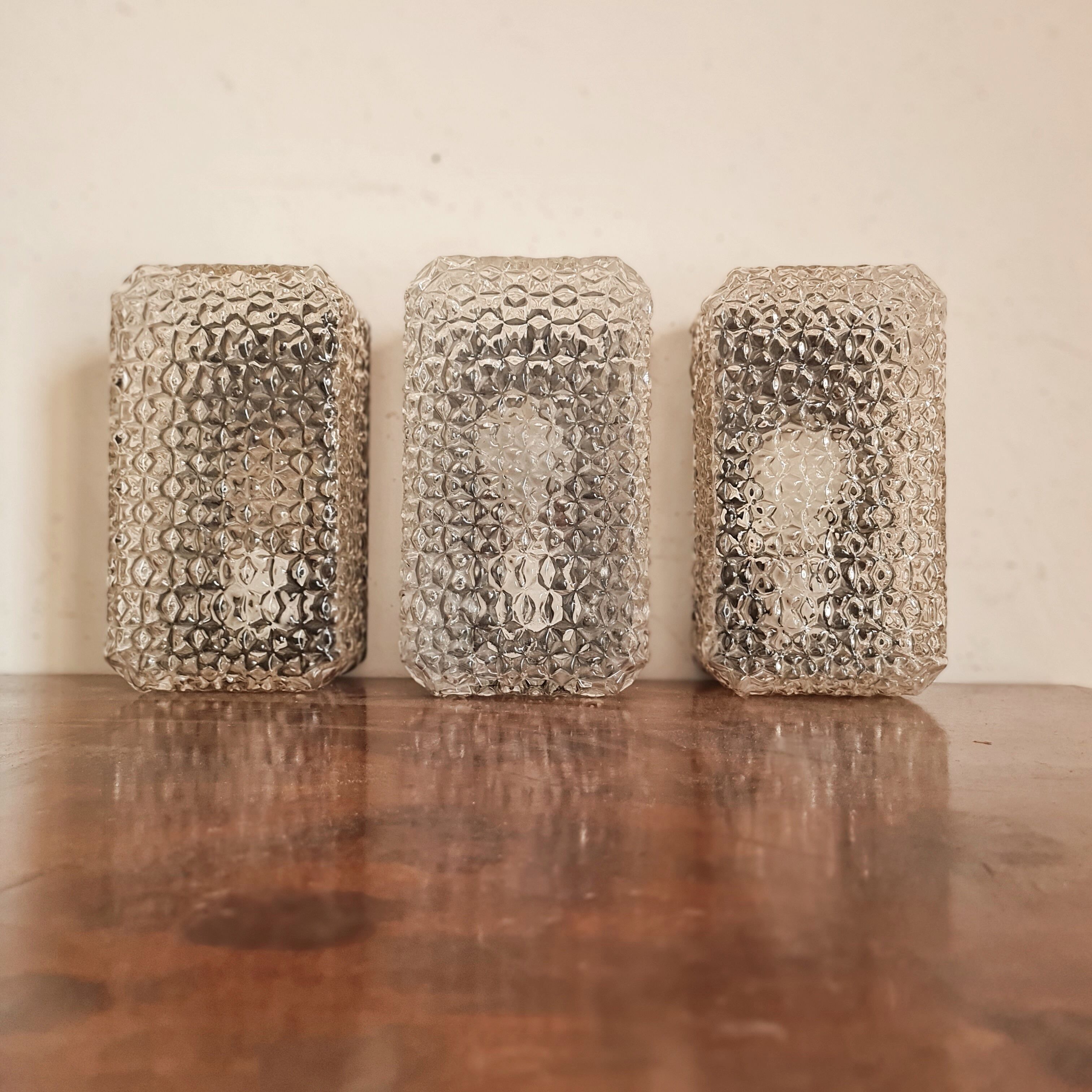 Lot de 3 appliques vintage noires et verre ciselé