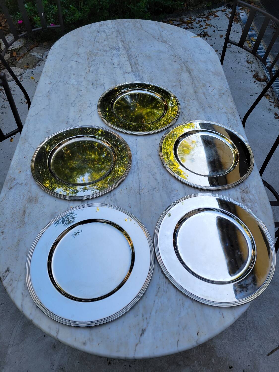 5 assiettes de présentation en métal argenté