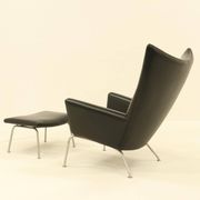 Fauteuil et repose-pieds assorti – CH445 et CH446 – par Hans Wegner