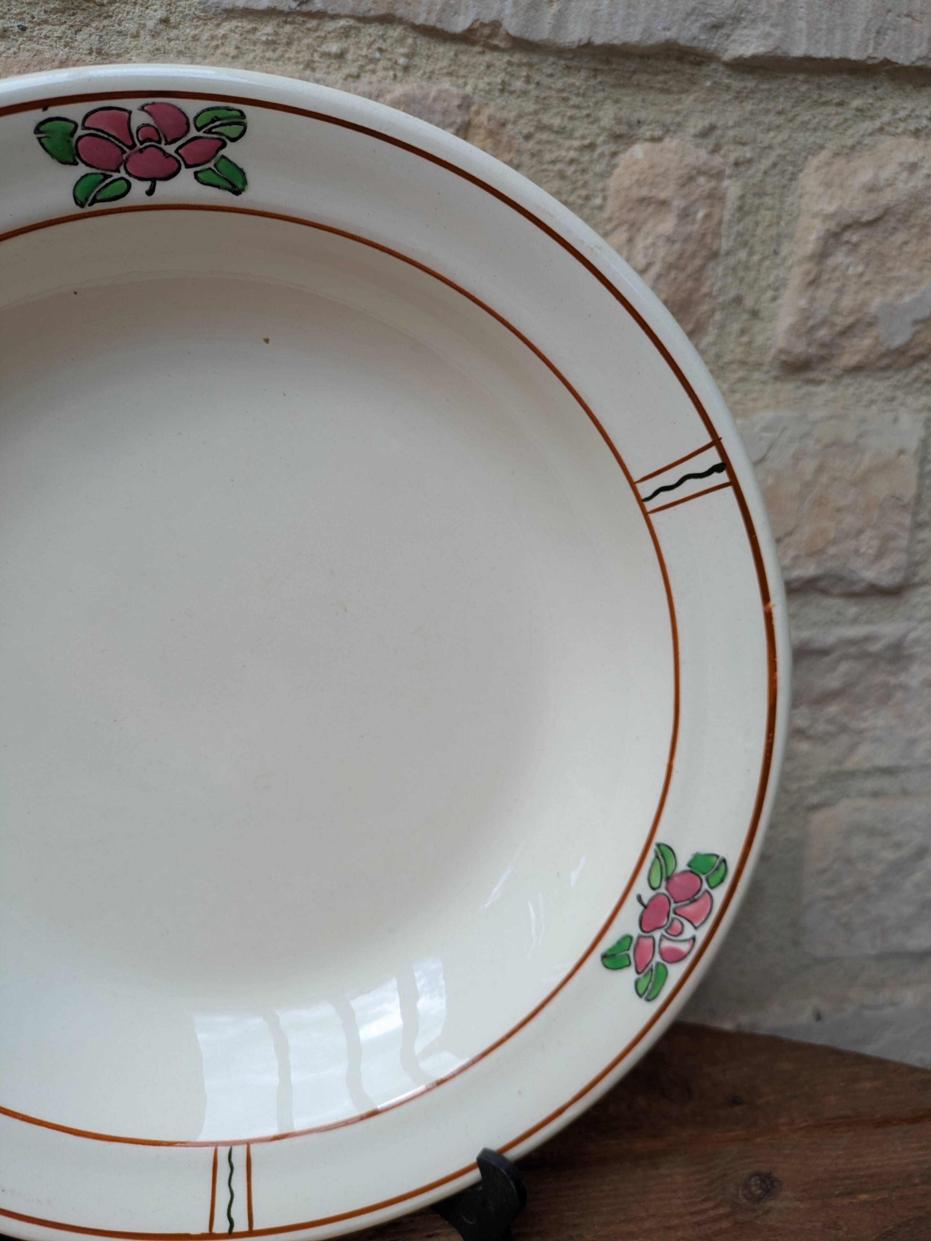 Round hollow serving dish in Salins earthenware model Nénuphar 28.5cm