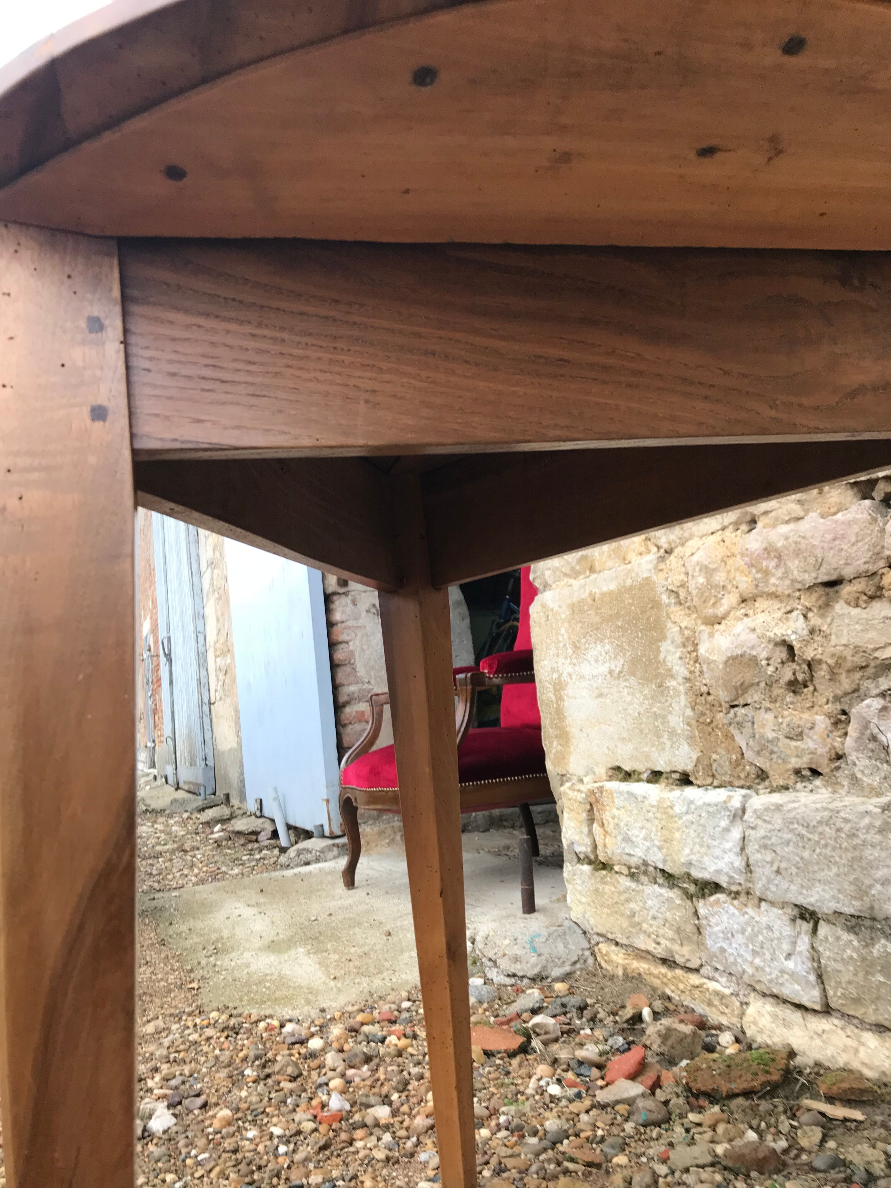 Side table / old round tripod table