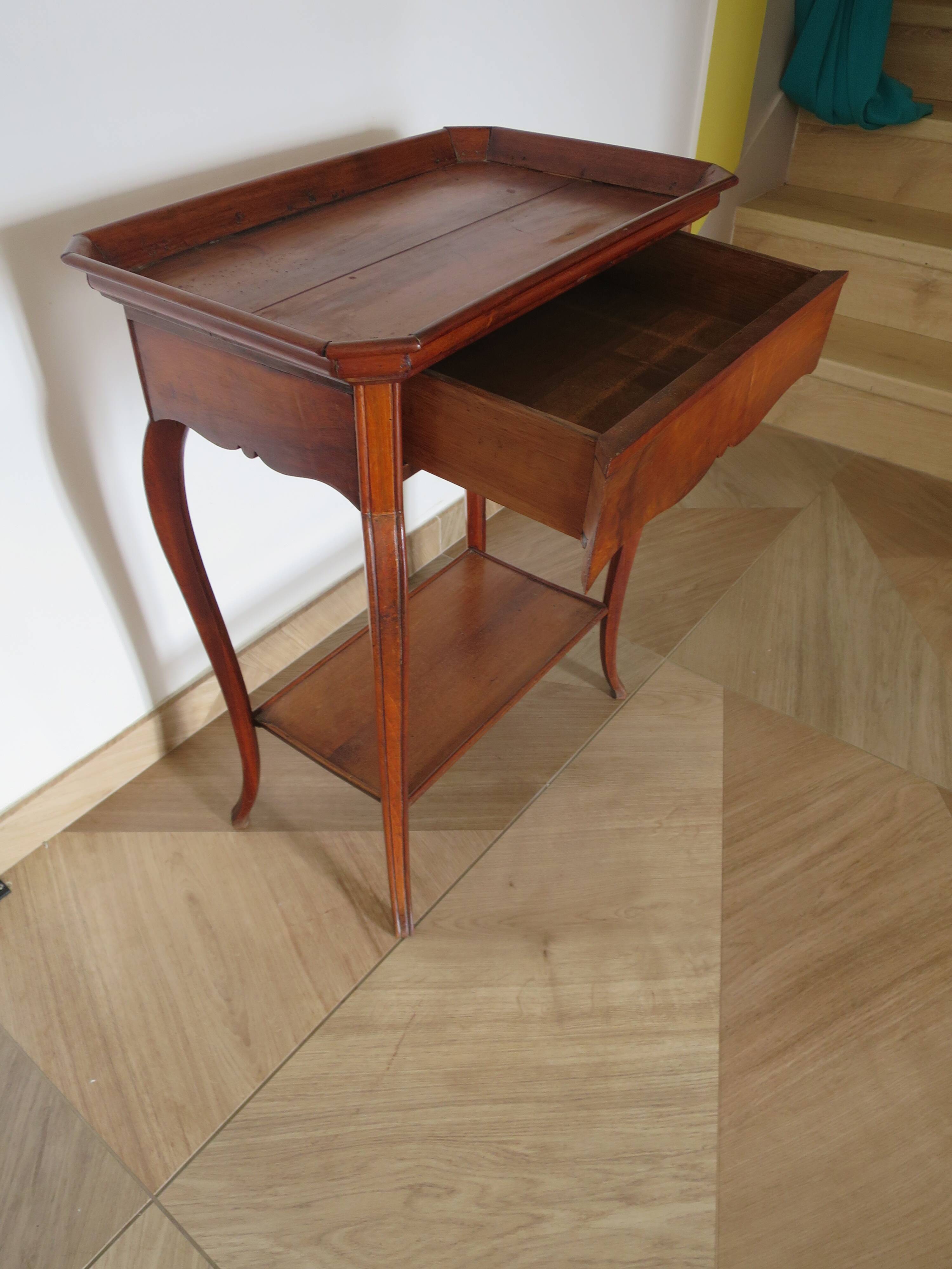 Side table – End table – Mahogany – Raised edge top – 1 drawer