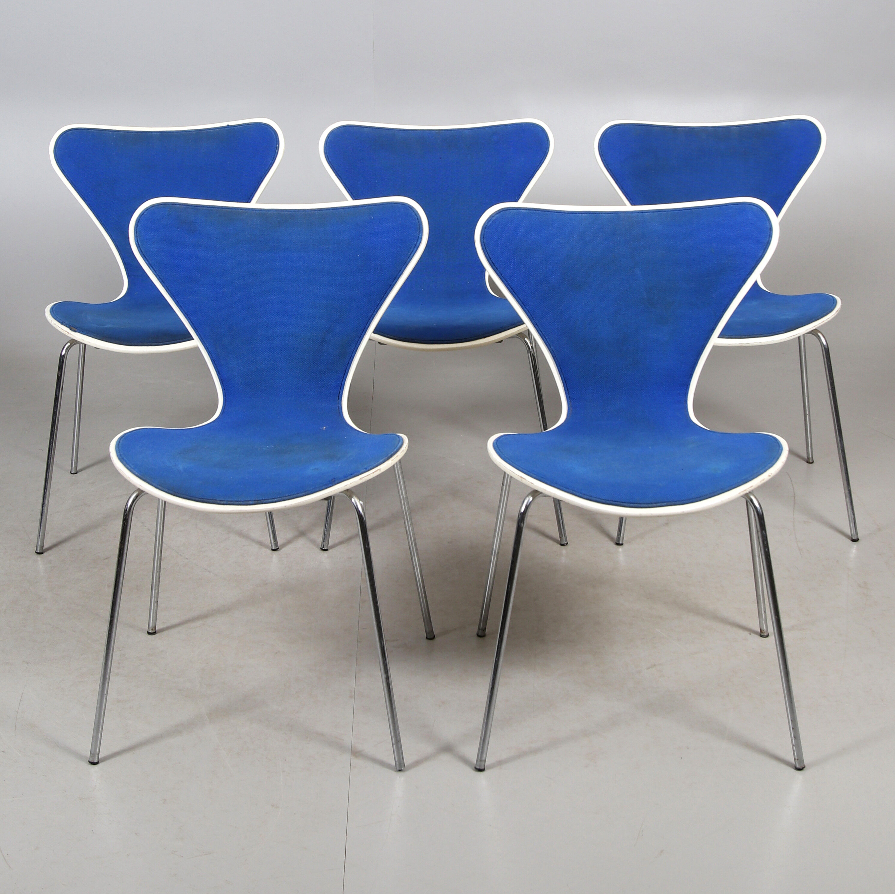 5 Blue Chair "Butterfly" by Arne Jacobsen, Series 7