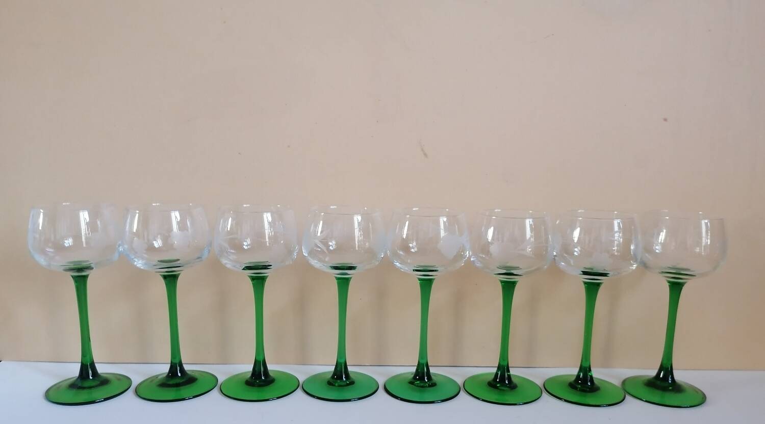 8 Alsace wine glasses with engraved green grape cluster decoration