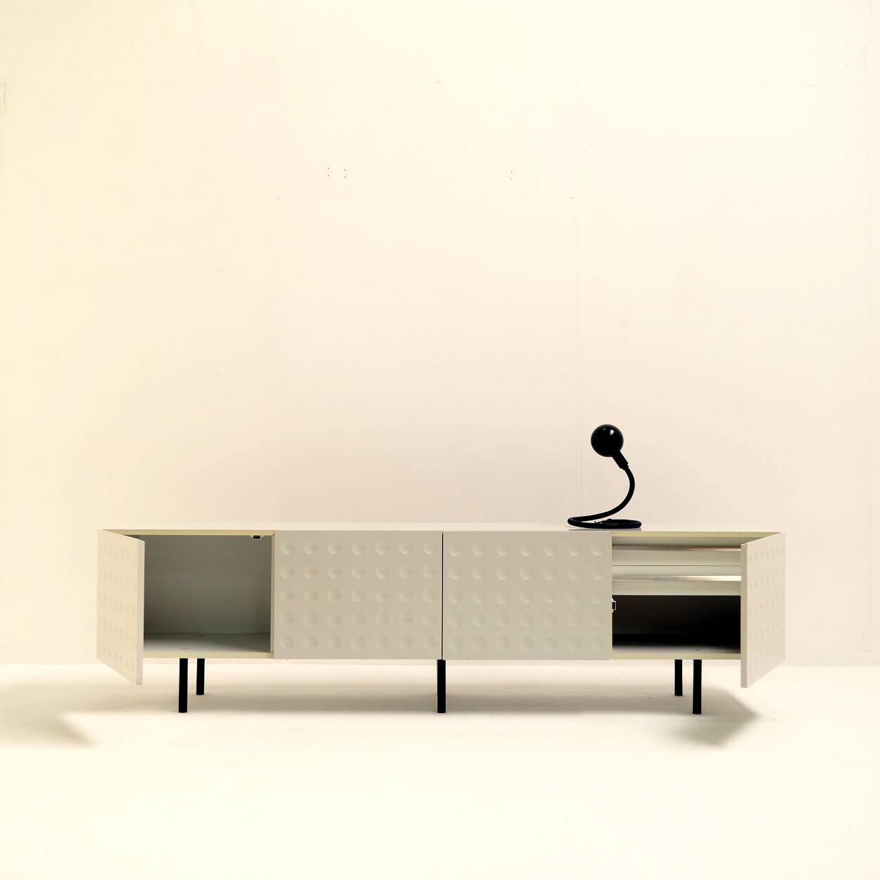 Buffet vintage avec de belles portes graphiques