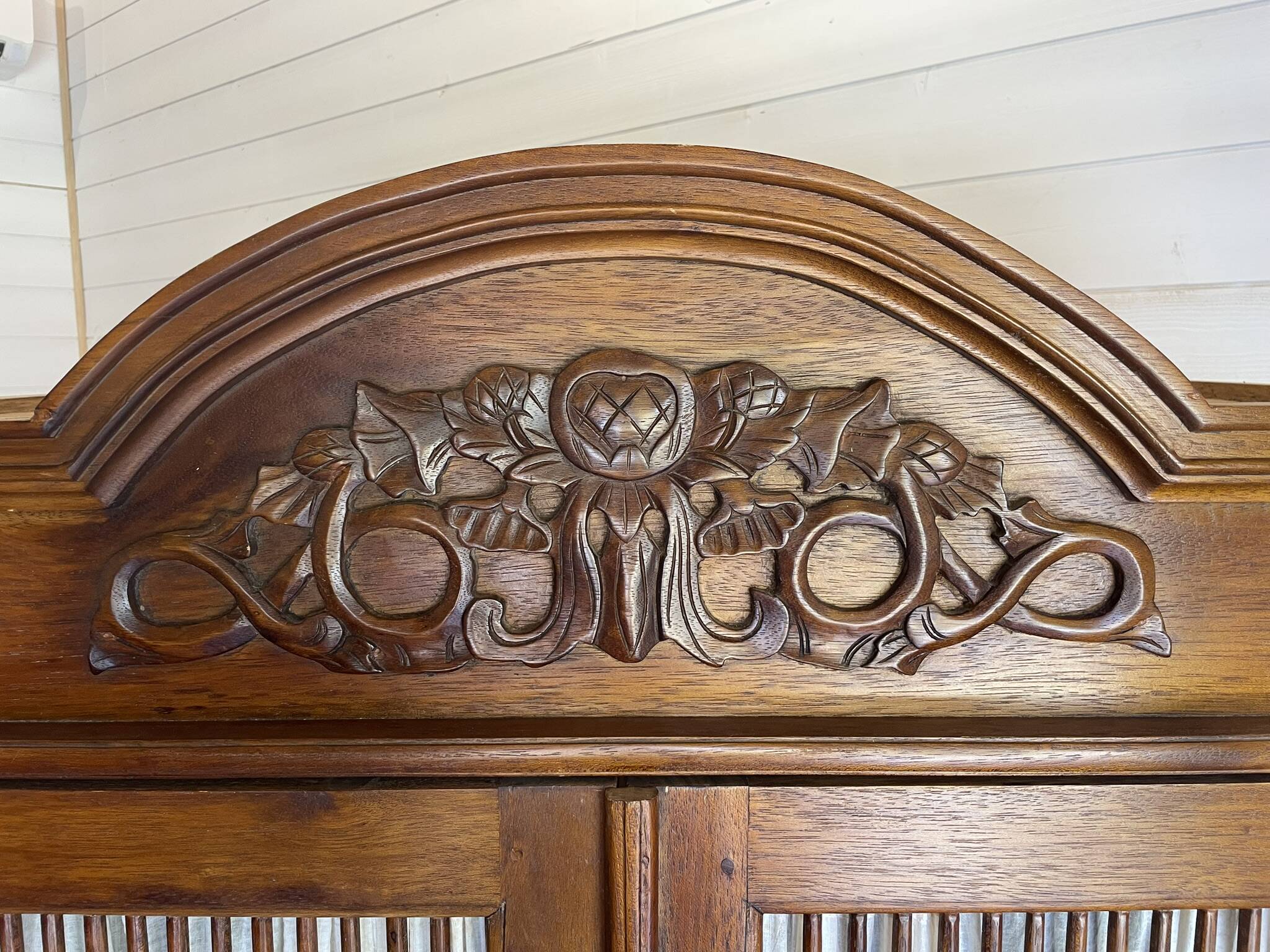 Beautiful antique solid wood wardrobe, country chic / Provençal, carved.