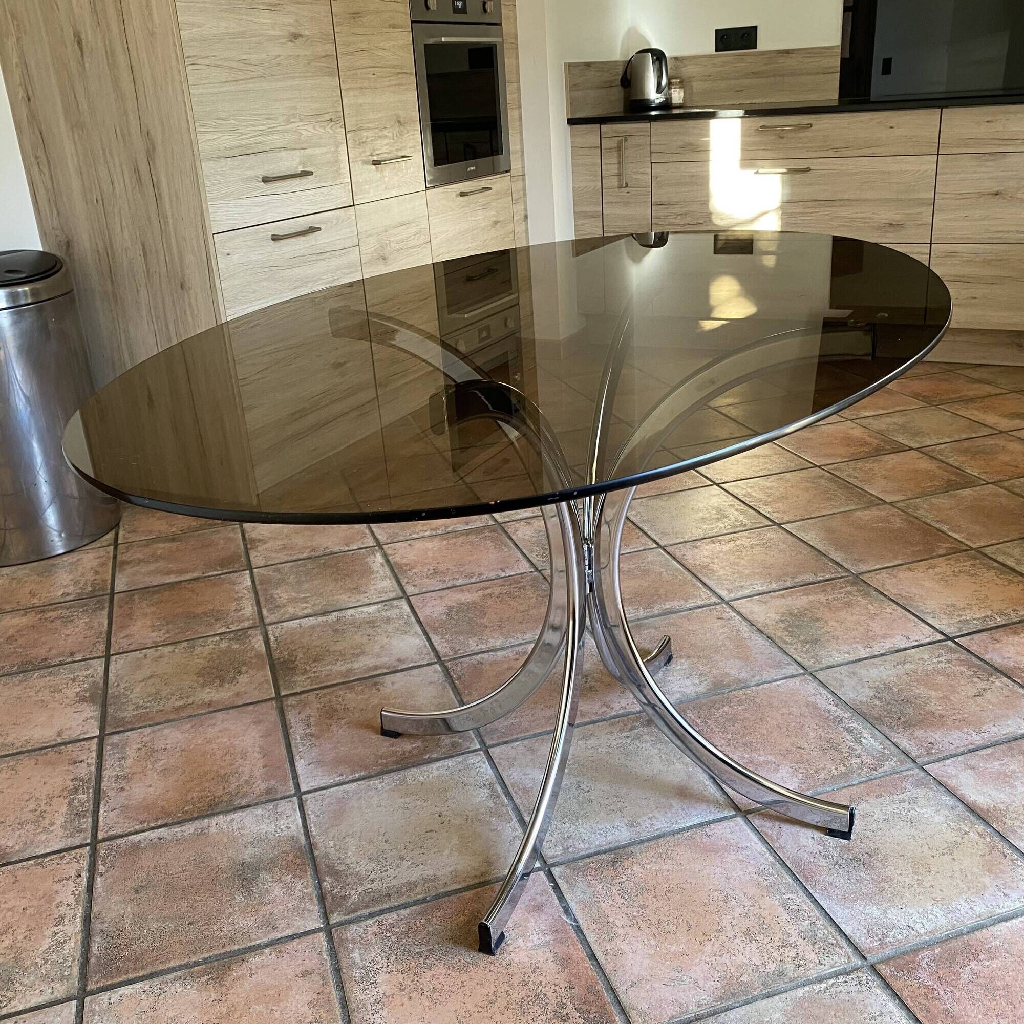 Table ovale Roche Bobois en acier chromé et verre fumé, 1970
