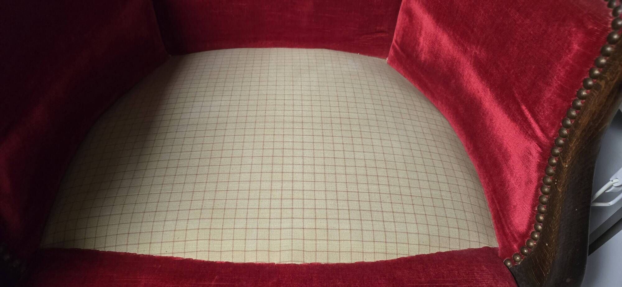 Paire de fauteuils bergère style Louis XV en velours rouge