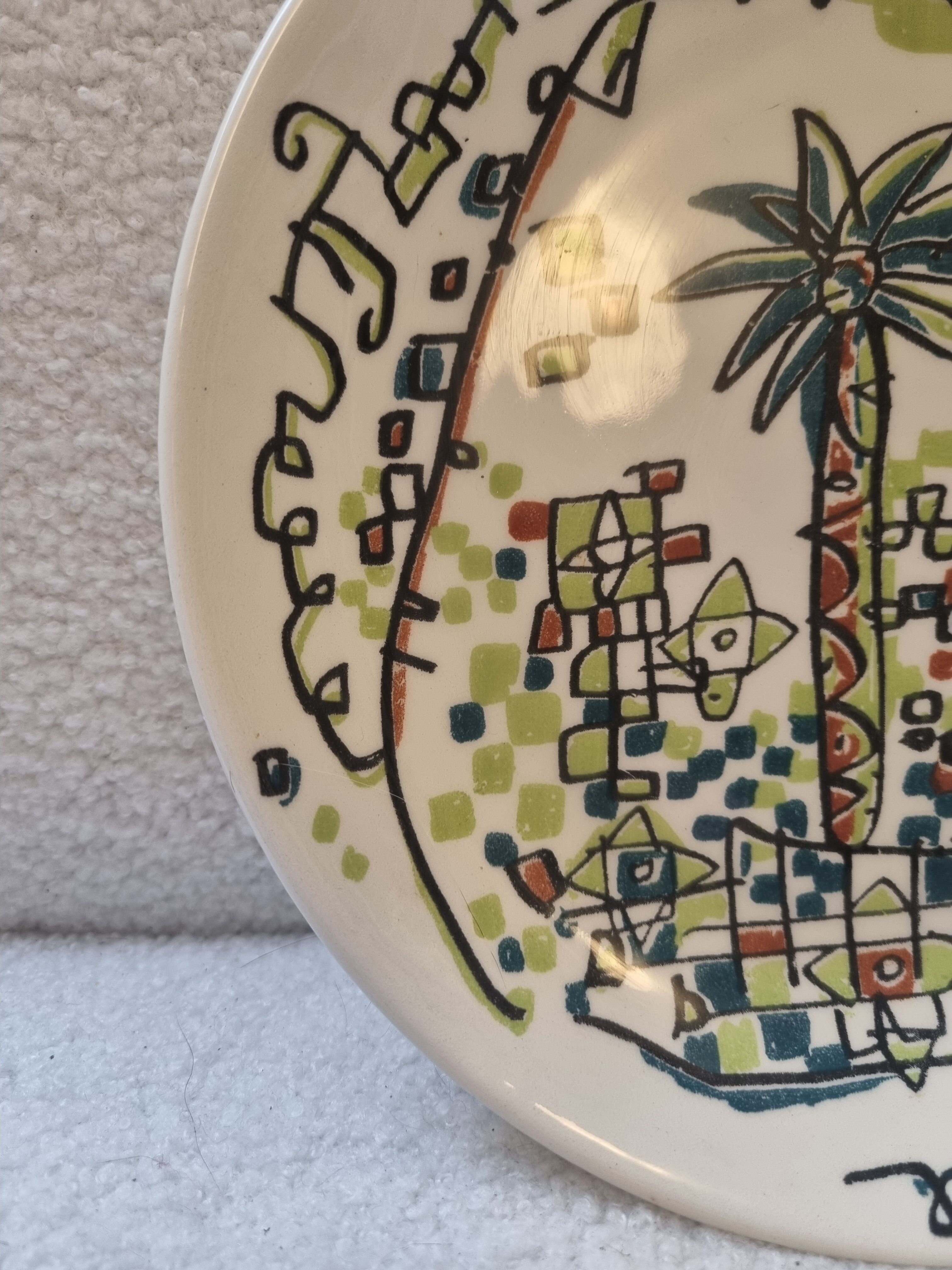 Hollow round dish impressionist décor by Javier Mariscal
