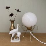 Lampe vintage tripode en laiton et opaline blanche