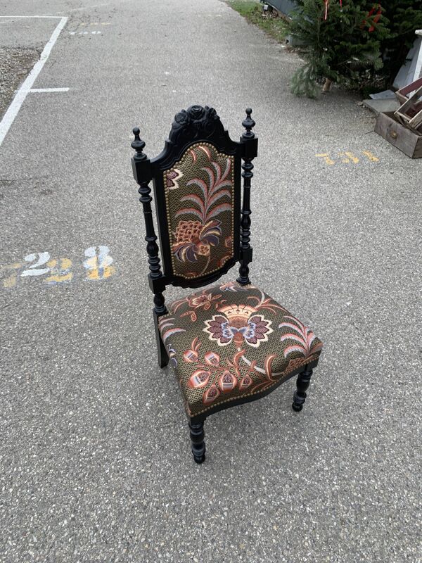 Chaise noir fleurie