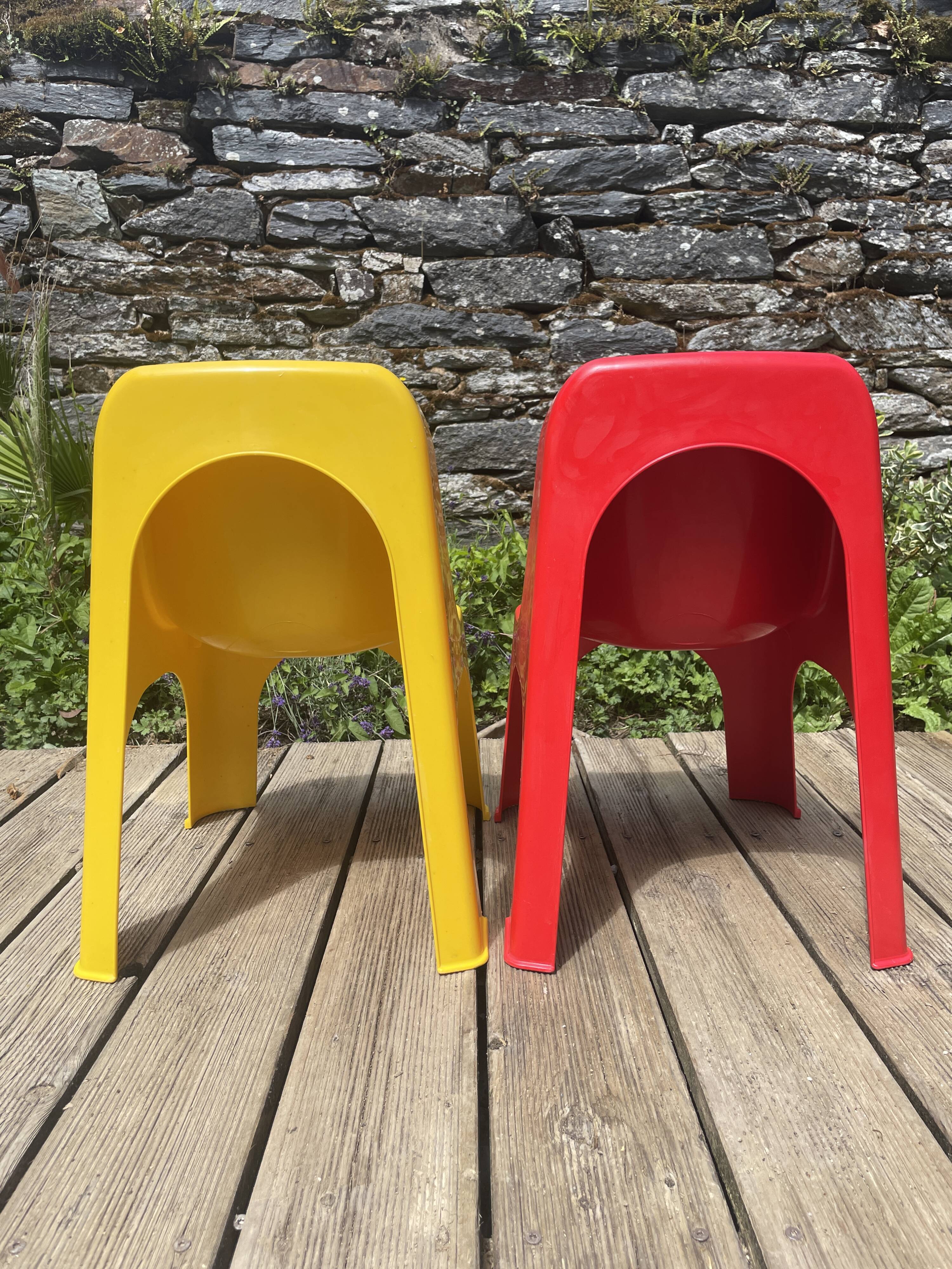 Paire de chaises colorées pour enfants
