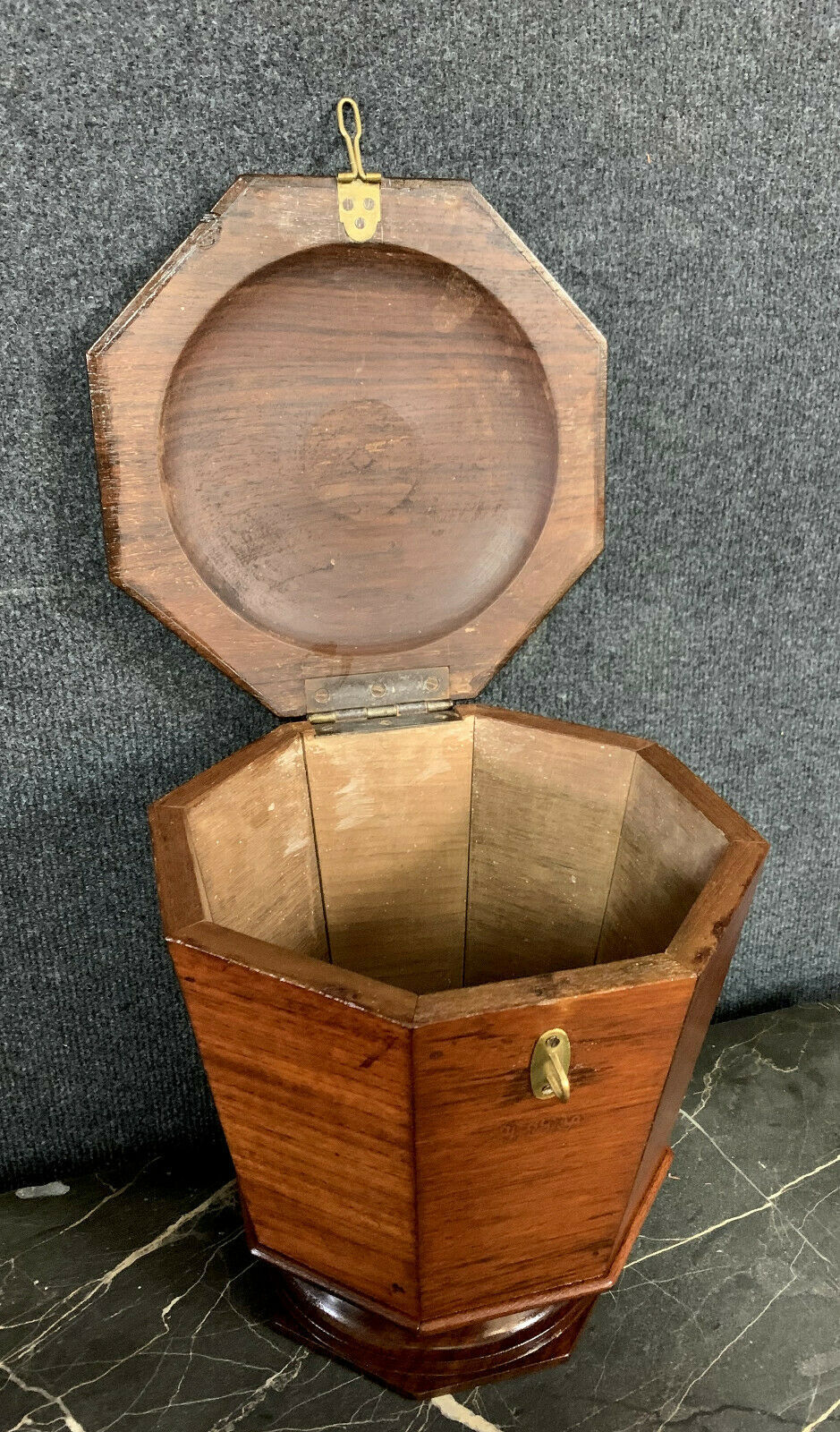 Asia 19th: Rare precious wooden tea box and stamped marquetry