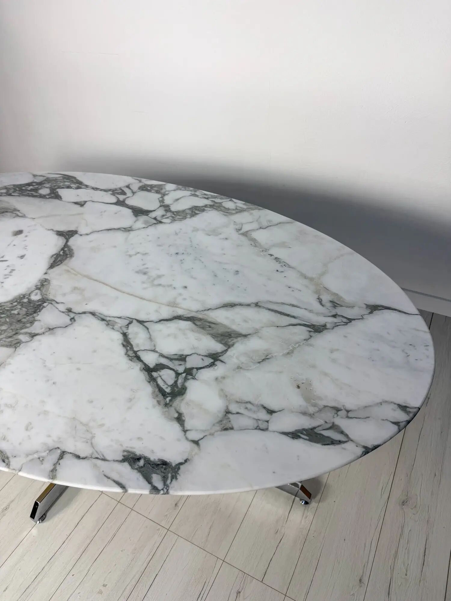 1960s oval marble dining table by Florence Knoll for Roche Bobois