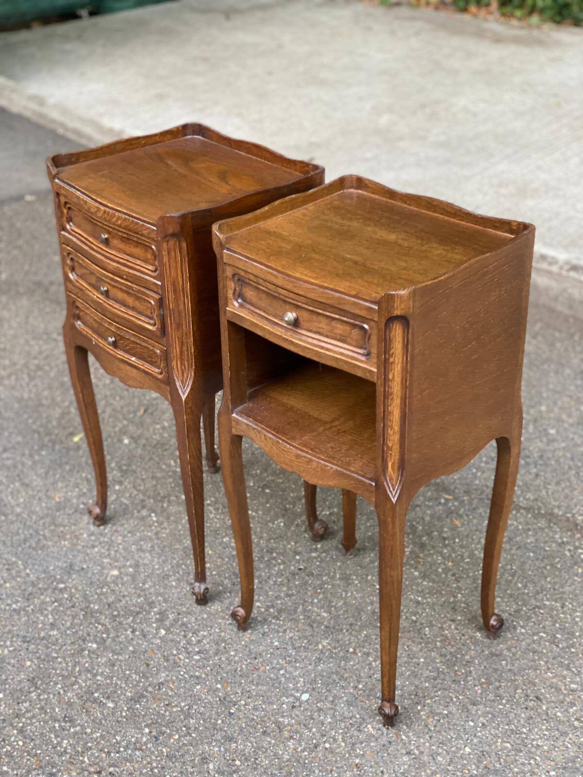2 Louis XV bedside tables made of curved solid oak with drawers from 1960.