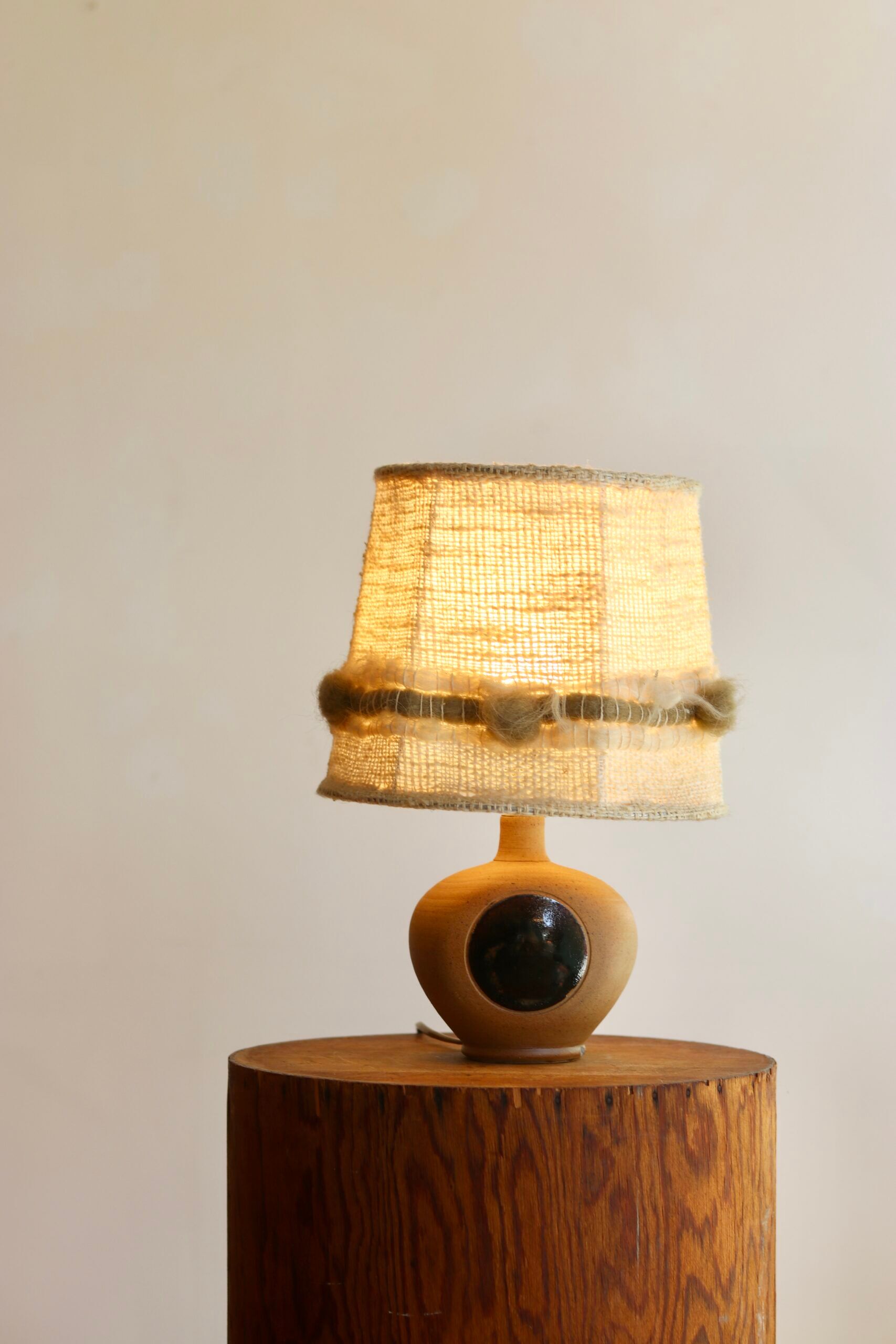 Small 1960s lamp in stoneware with a dark brown enamelled medallion.