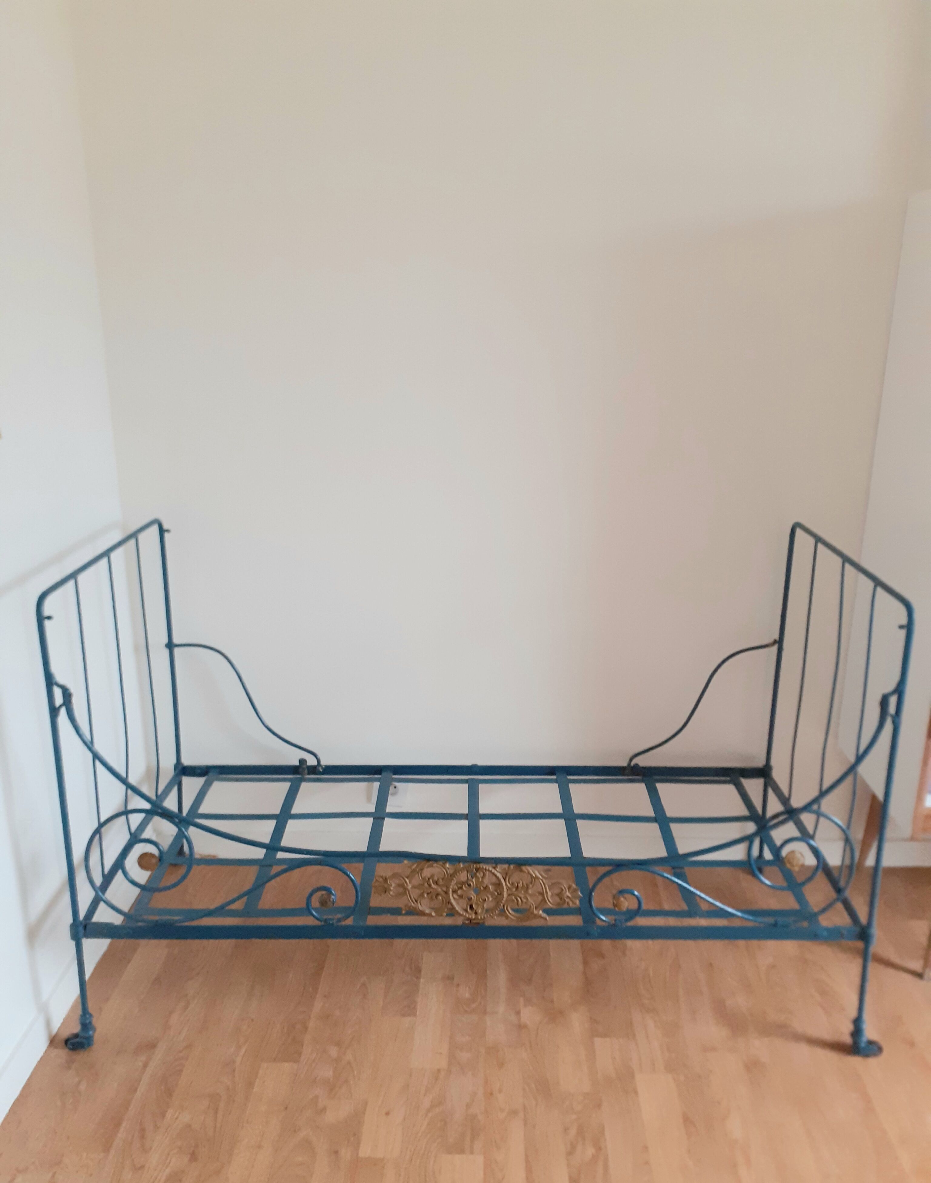 Wrought iron child bench bed