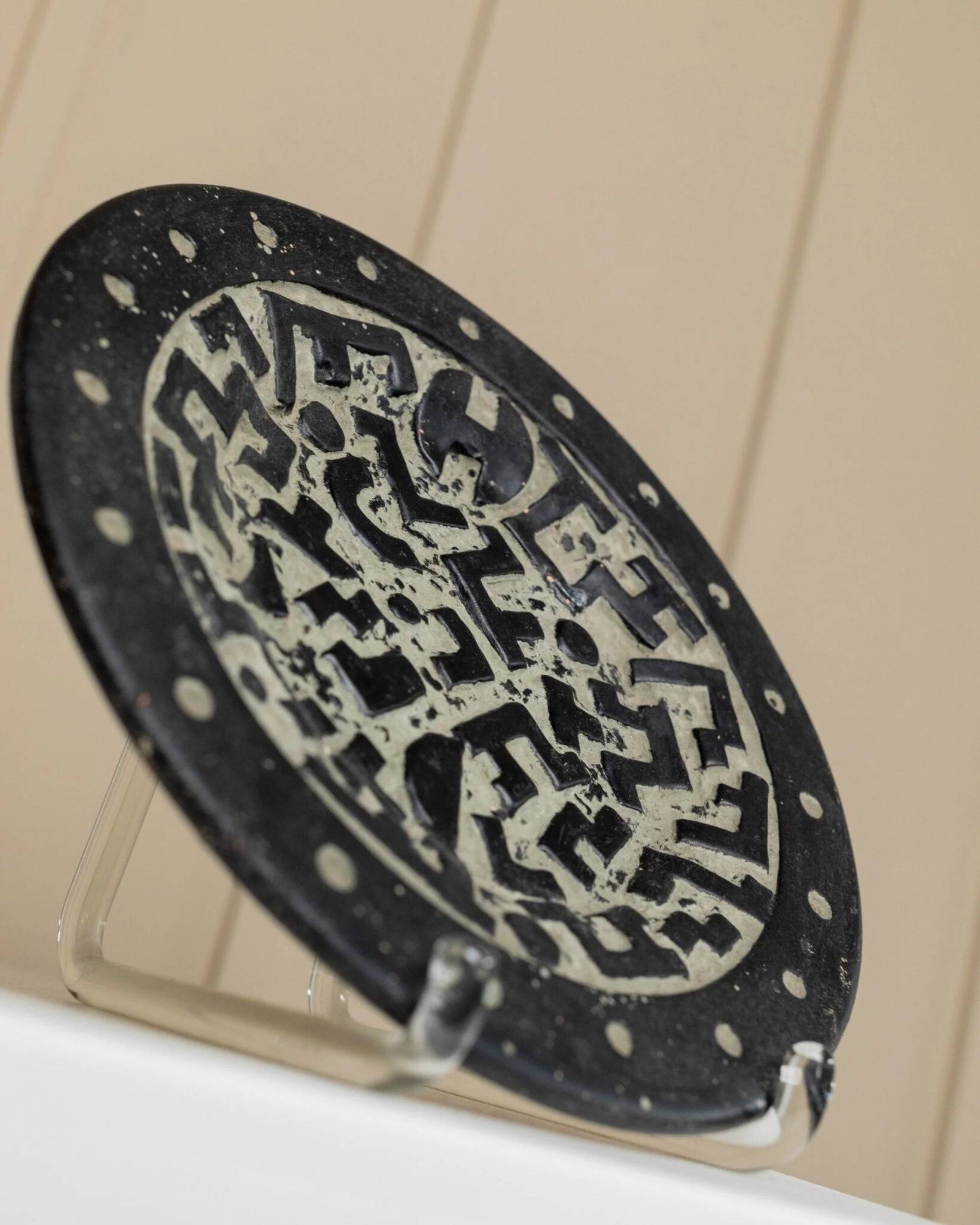 Black ceramic plate with beige geometric relief - 1970s Italian mid-century design