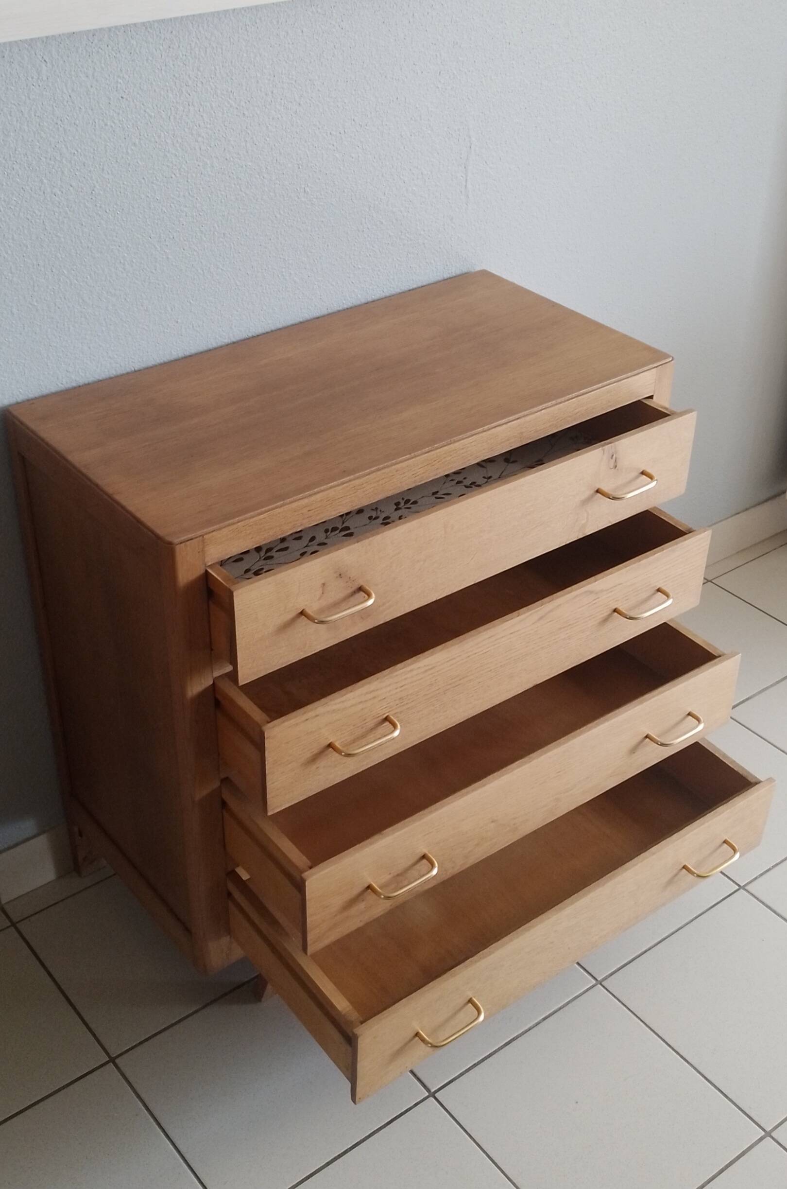 Oak chest of drawers
