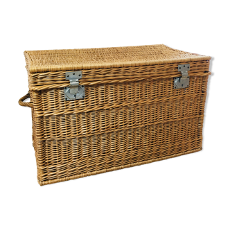 Wicker trunk