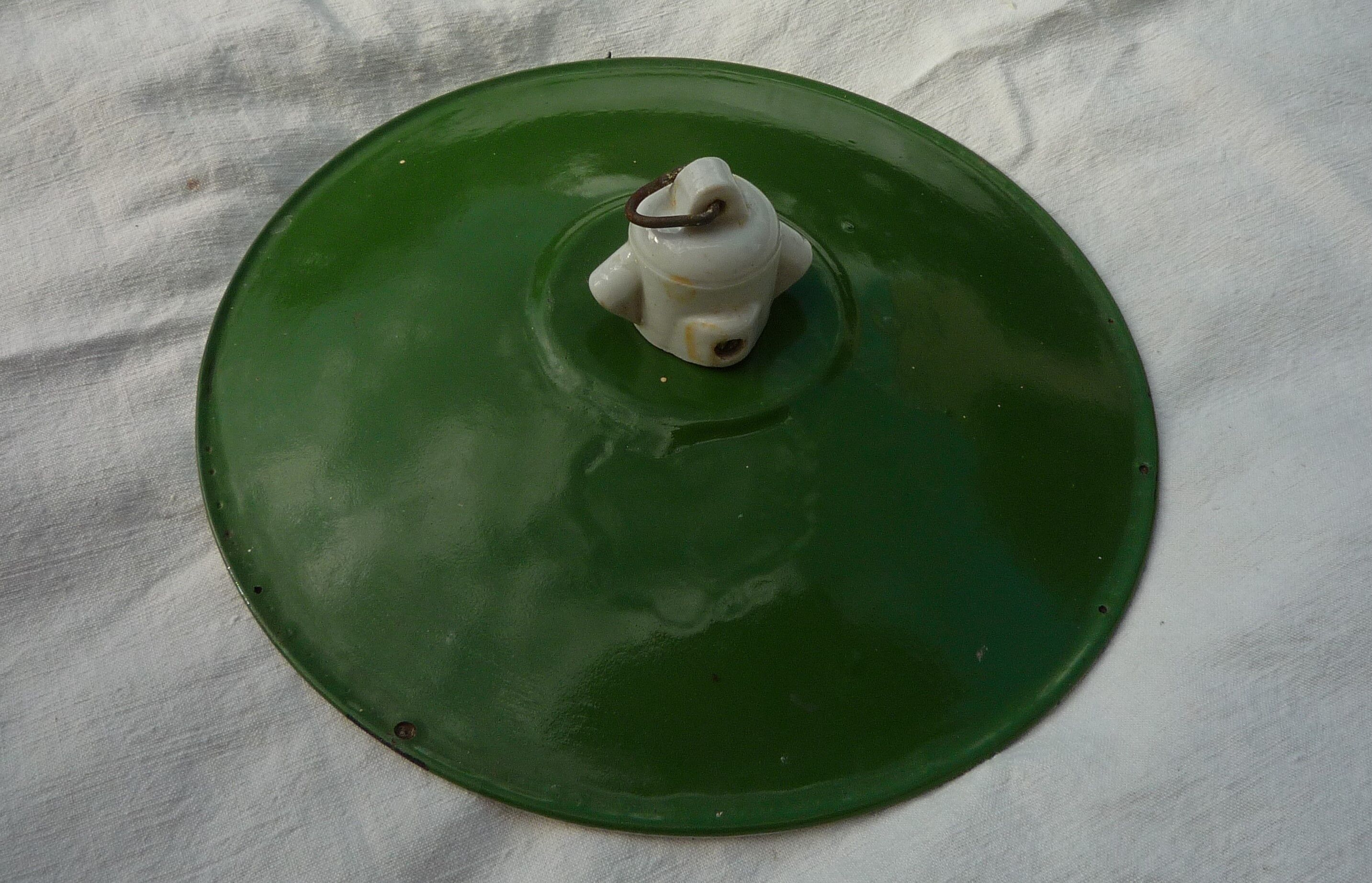Old pendant lamp lamp in green enamelled sheet metal and porcelain socket