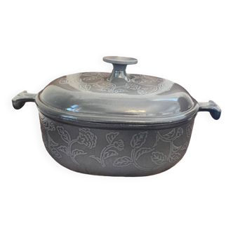 Cocotte Le Creuset Enzo Mati grise avec des fleurs