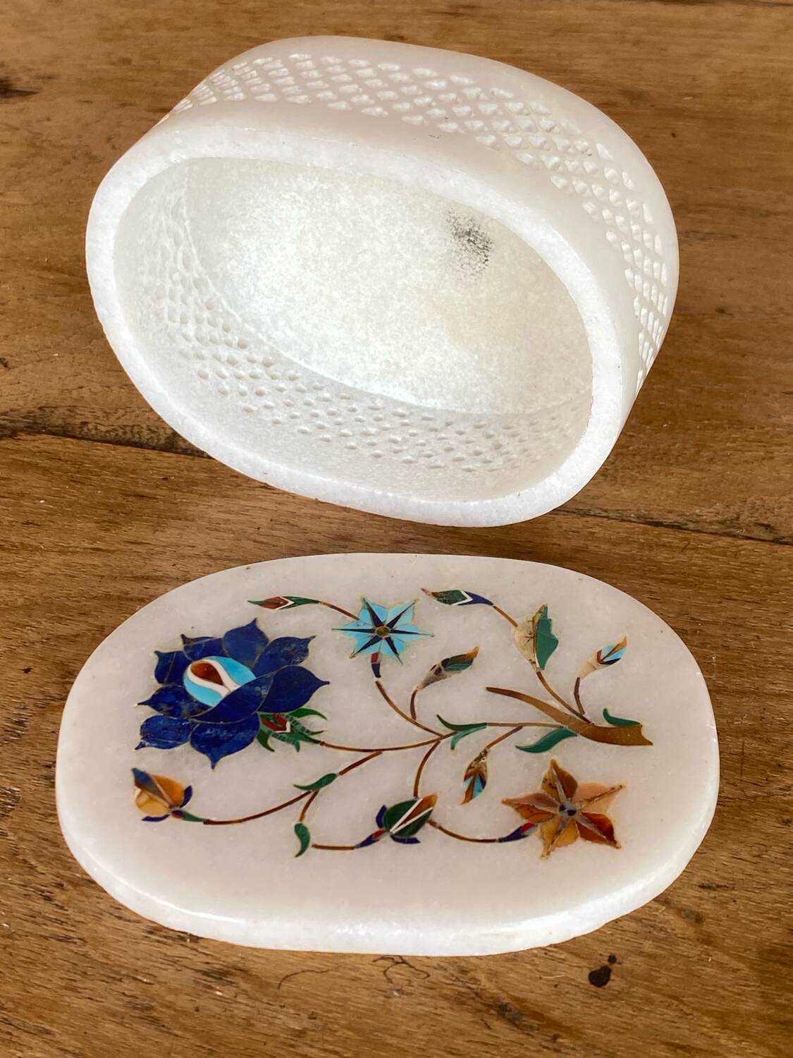 Boite en albâtre blanc décor floral incrusté