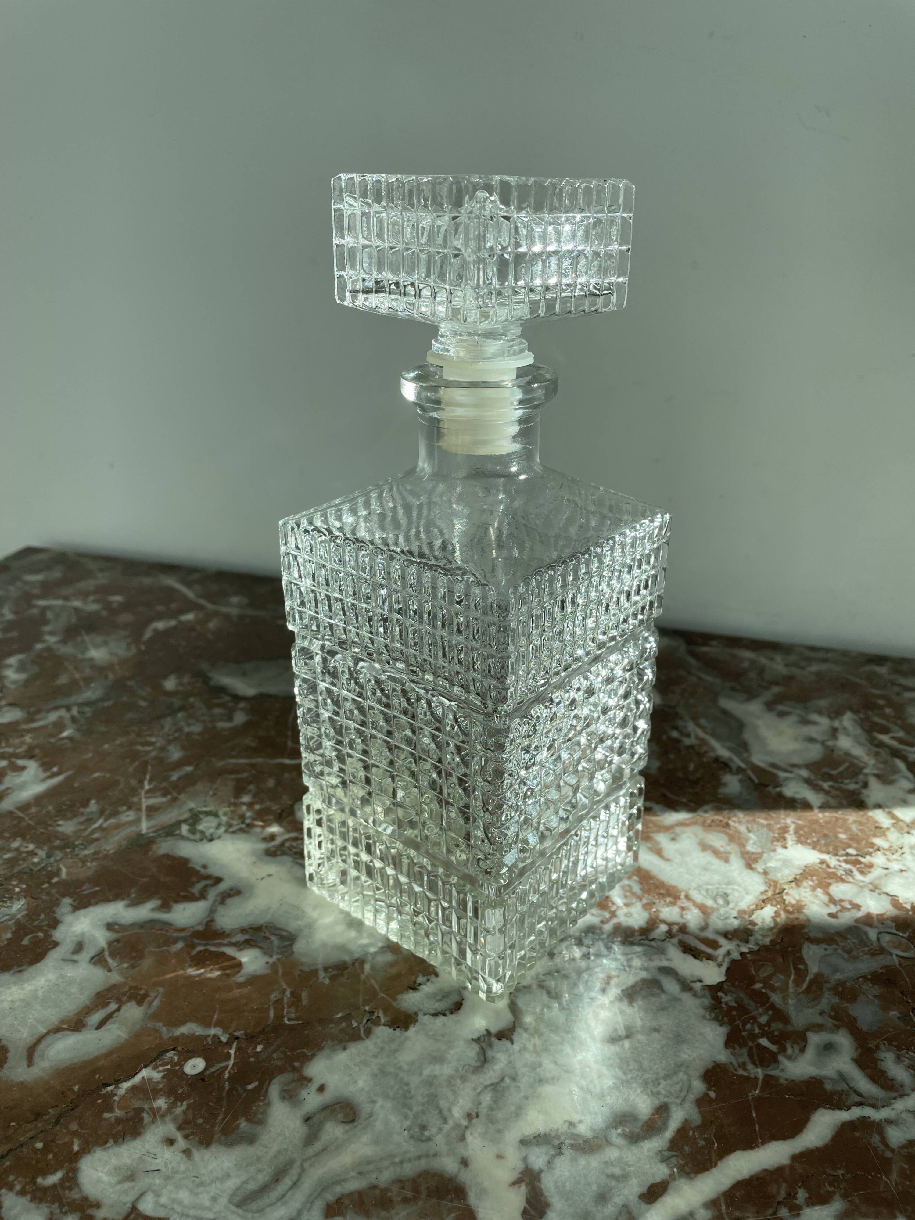 Vintage, whisky decanter, square, glass, diamond tip, square cap, tableware, décor