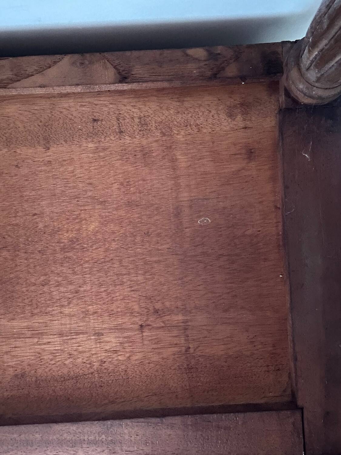 Antique bedside table in wood and marble – adorned with gilded brass ornaments –