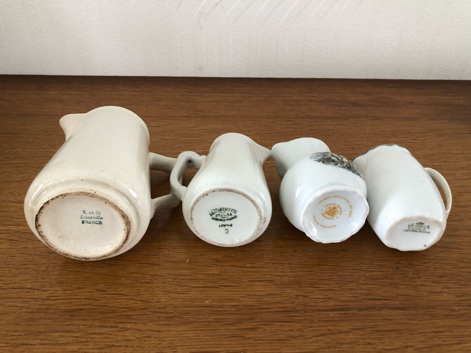 Lot de 4 cruches à lait en porcelaine Vintage