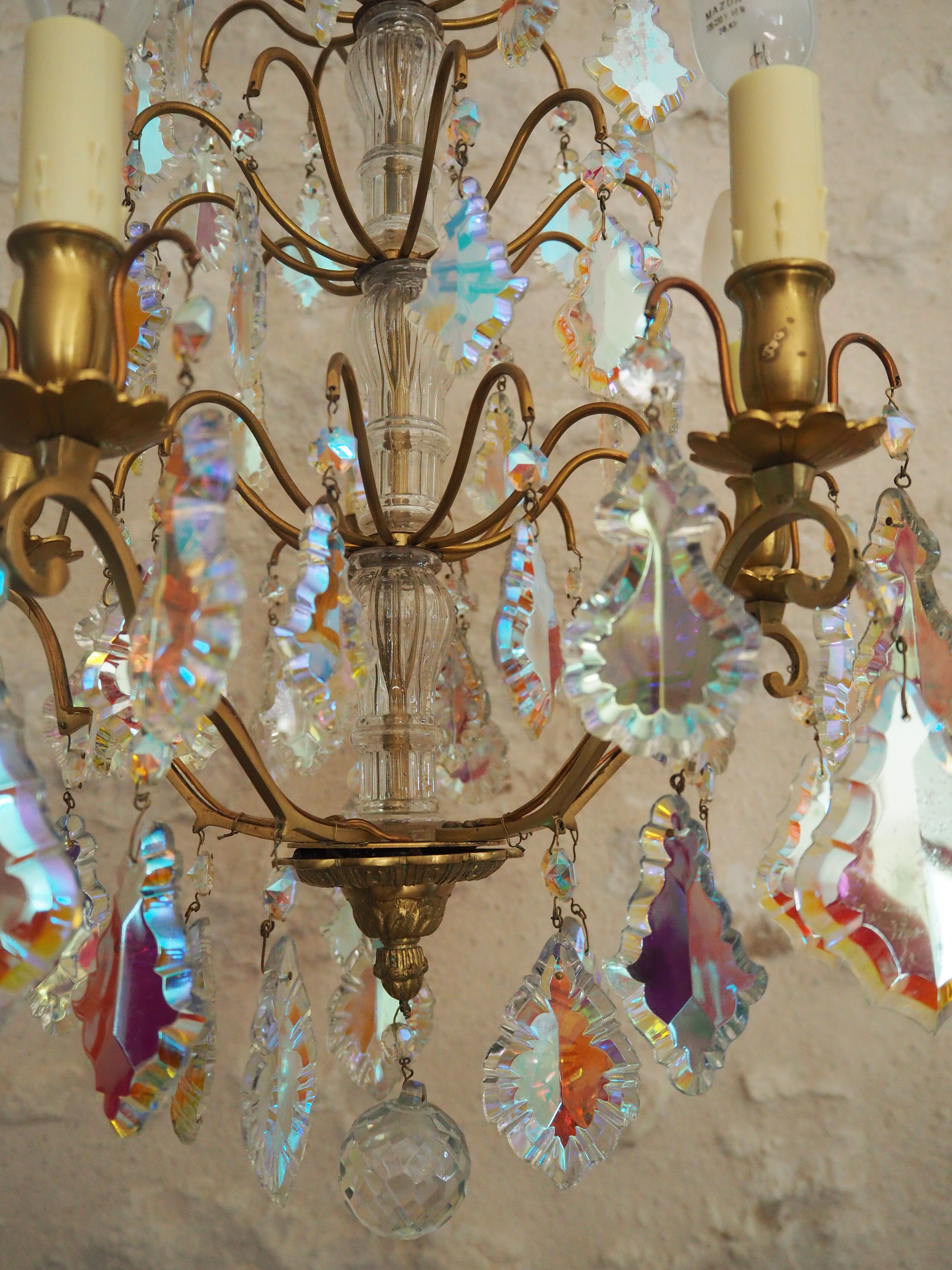 Lustre à pampilles en verres nacrés et bronze