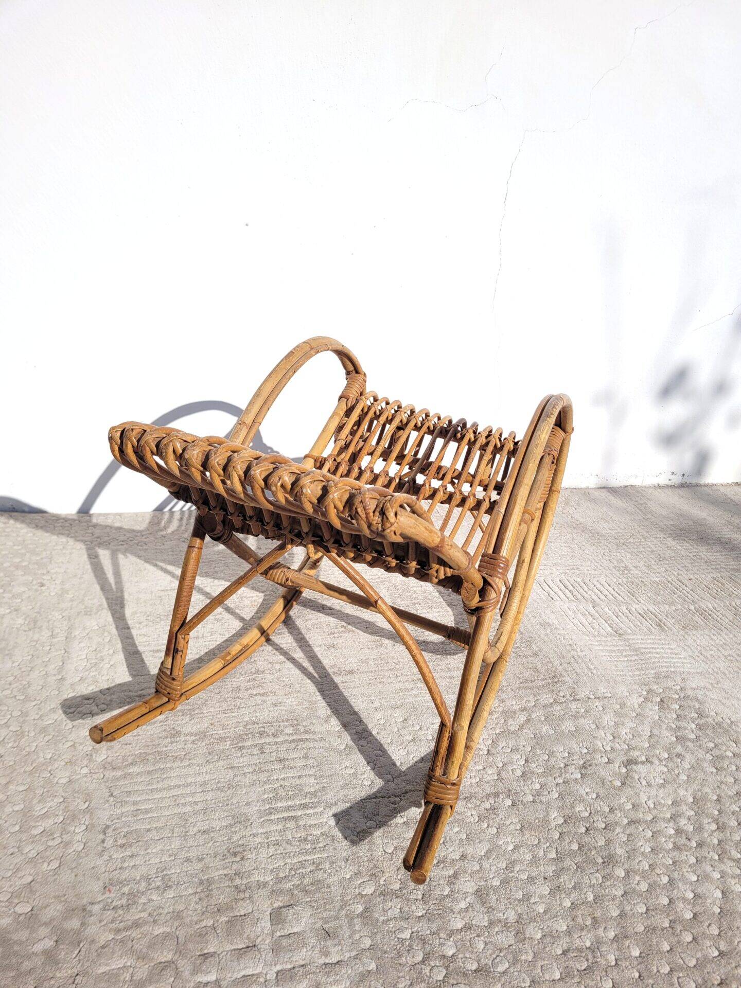 Fauteuil enfant à bascule en rotin 1960