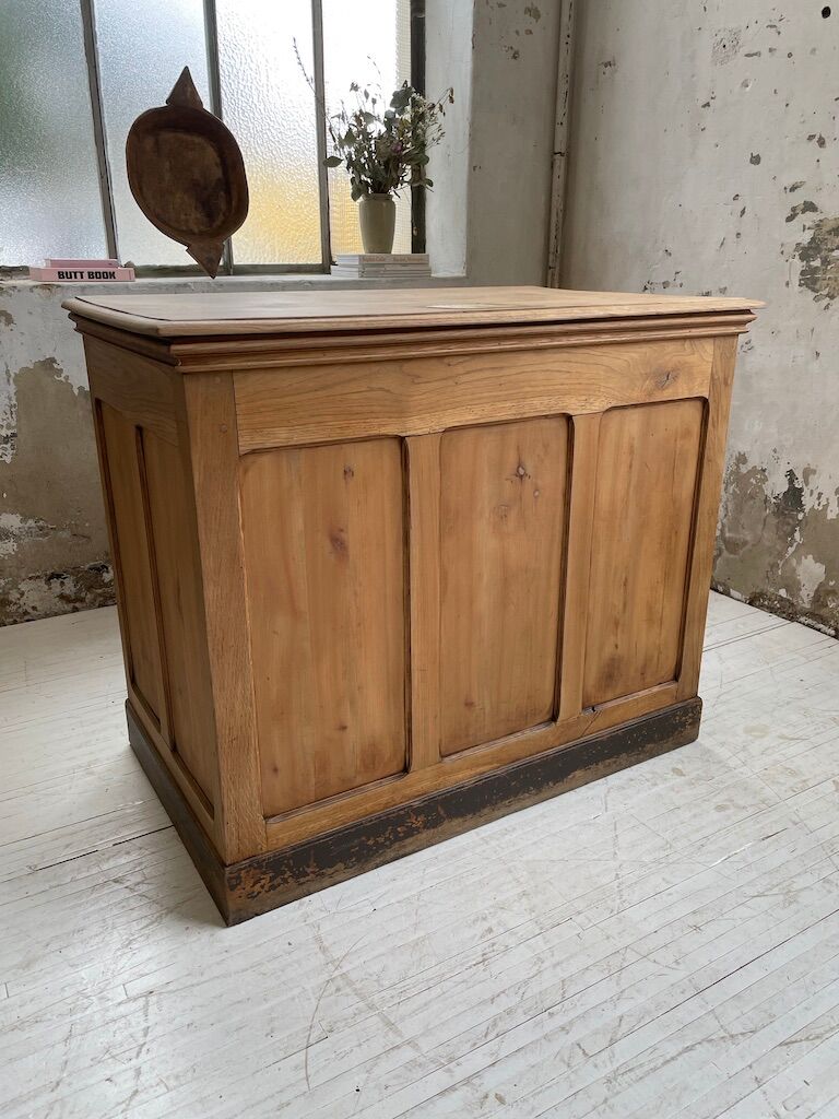 Early 20th century oak trade counter