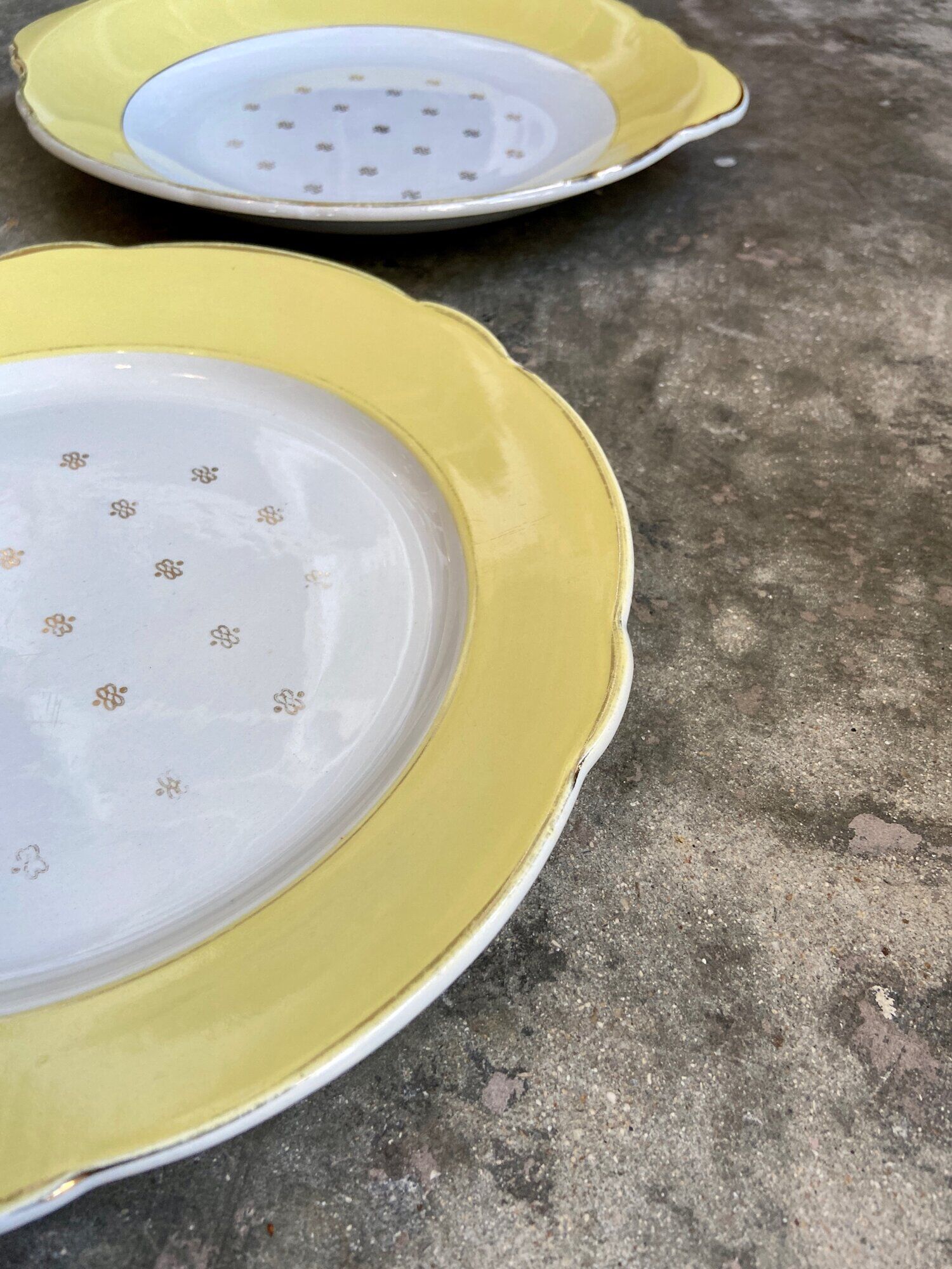 2 plats ronds Luneville en faïence jaune et dorée, service "Josette"