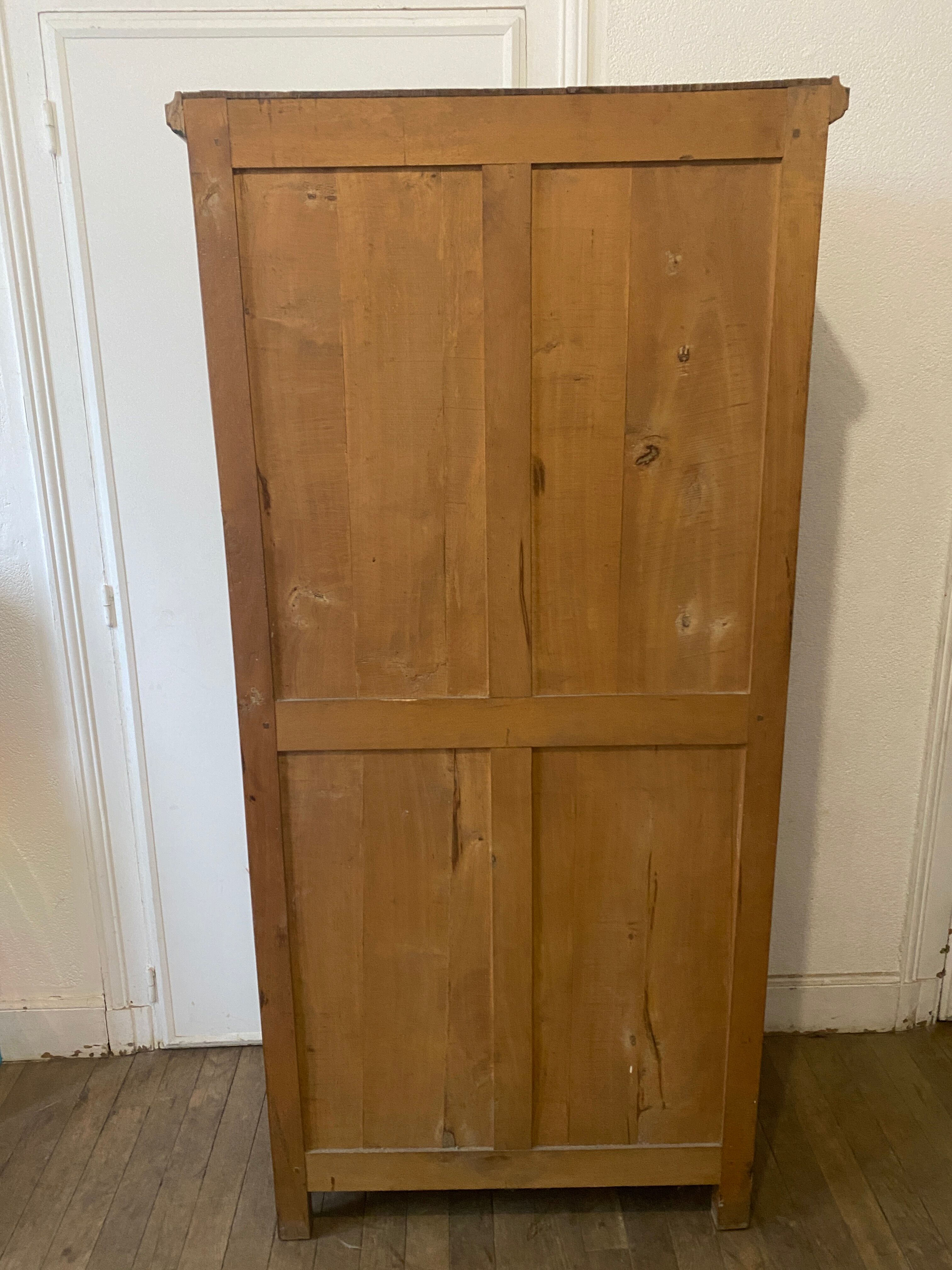 Small old Parisian showcase