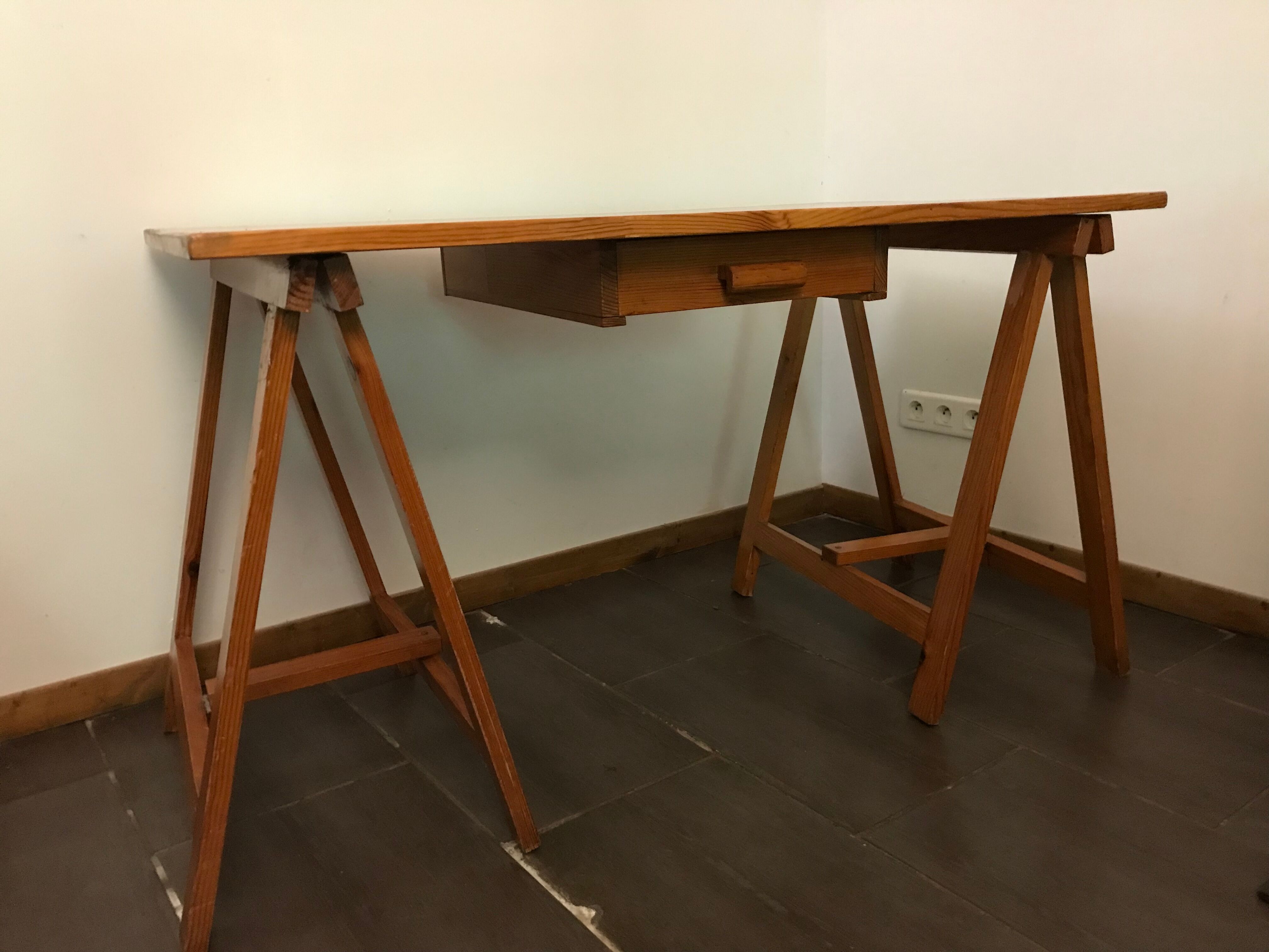 Bureau en bois sur tréteaux 1960