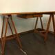 Bureau en bois sur tréteaux 1960
